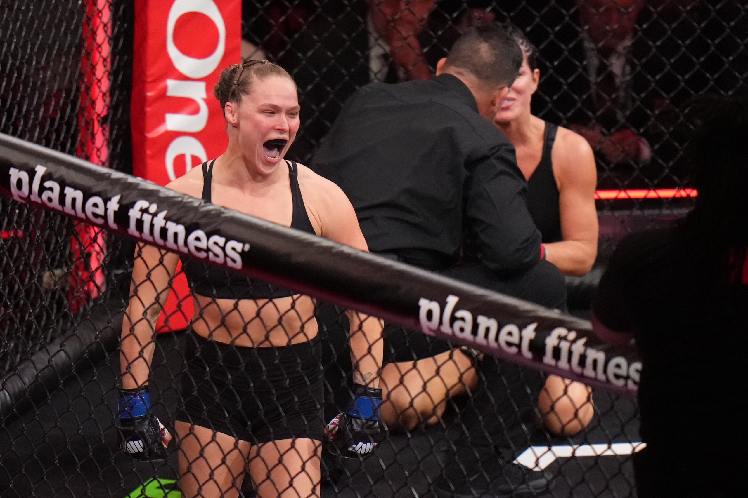 Ronda Rousey celebra luego de vencer en segundos a Gina Carano.