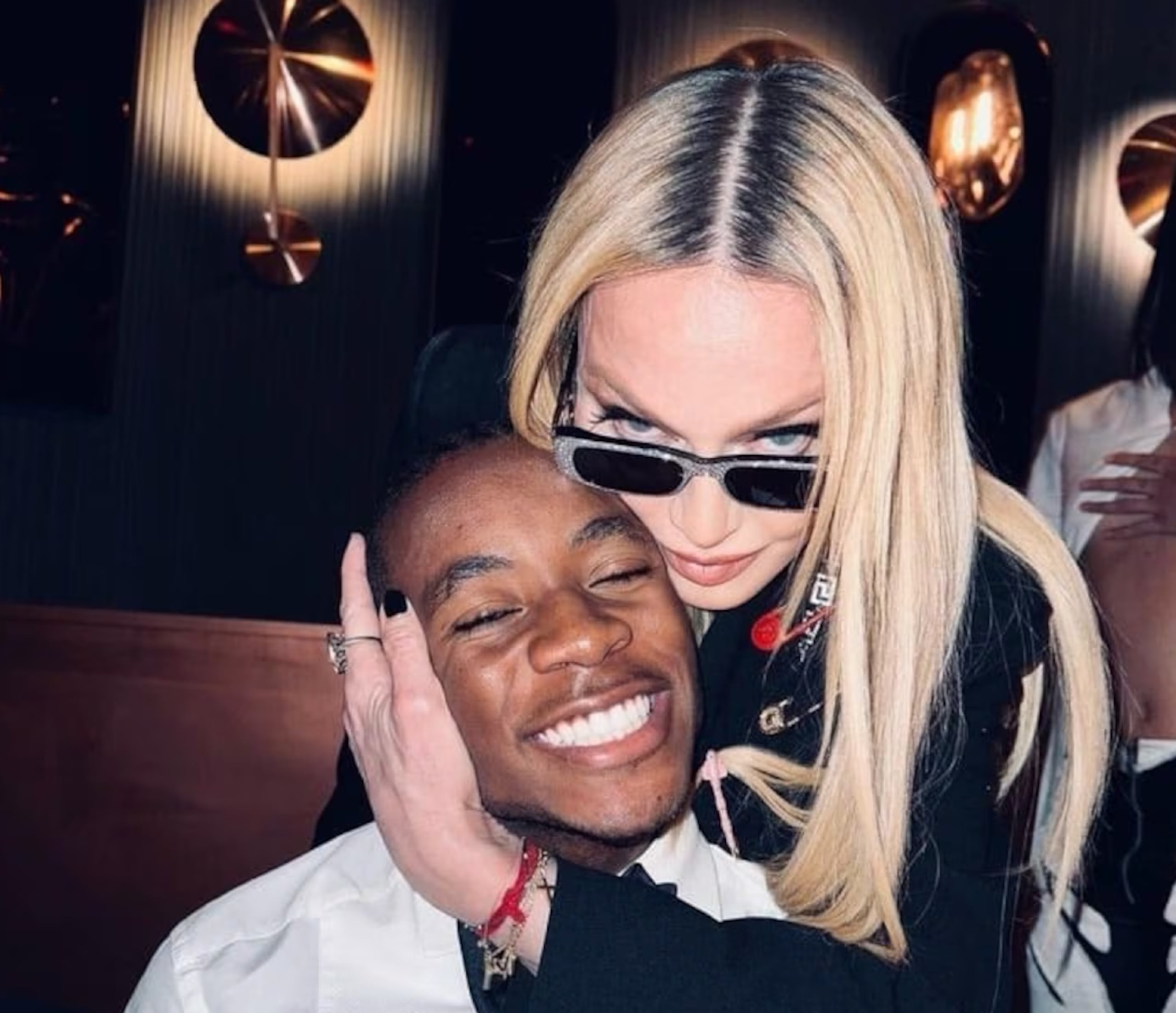 David Banda, a la izquierda, fue adoptado por Madonna, a la derecha, en 2006.