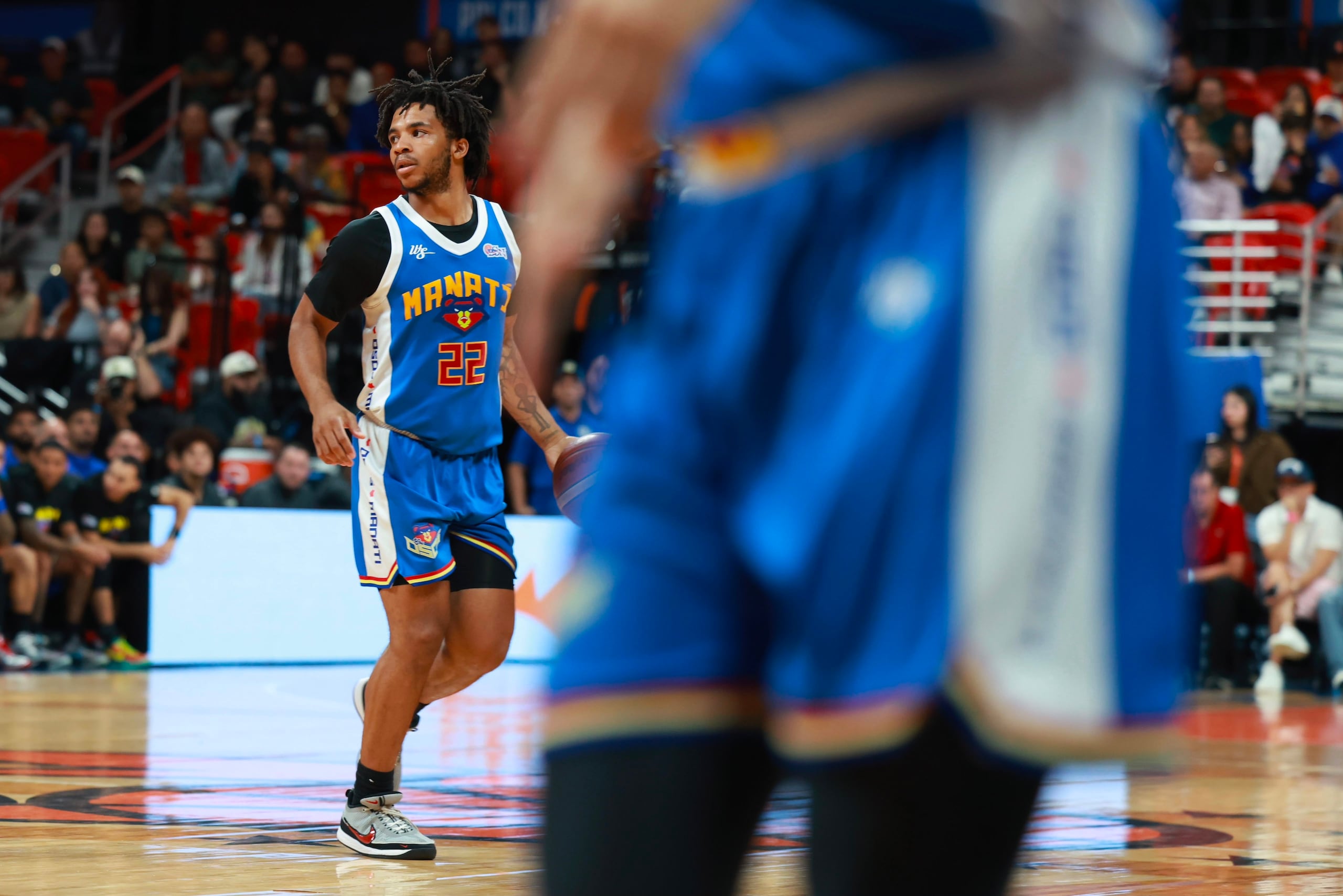 Jameer Nelson Jr., a la izquierda, refuerzo de los Osos de Manatí.