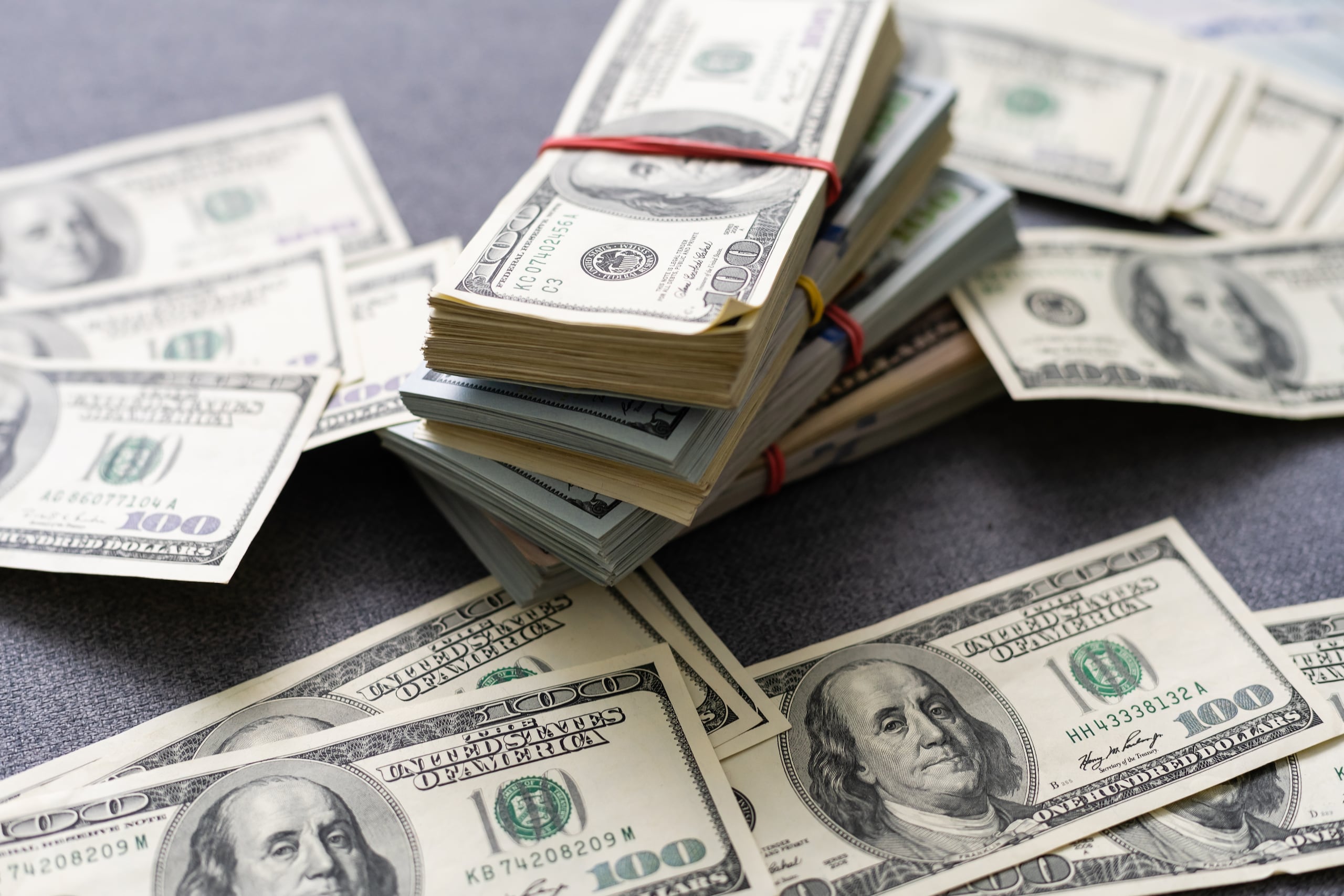Las autoridades incautaron $83,145 dólares producto de los sobornos, entre ellos los $62,900 que Pacheco enterró en el patio de su casa.