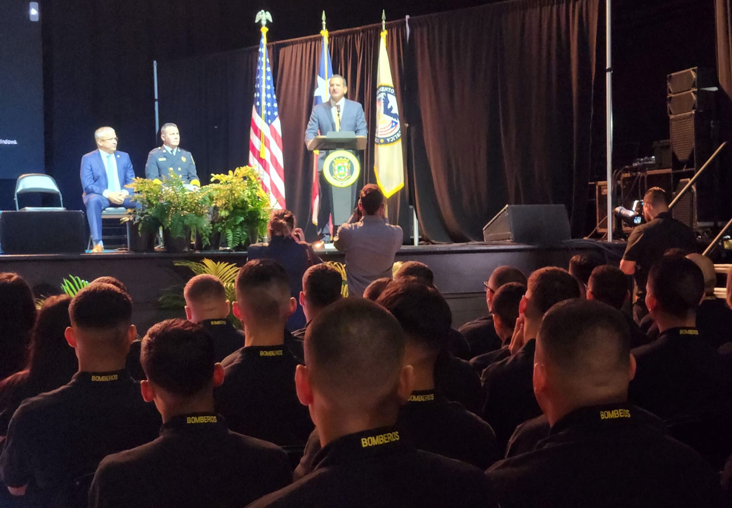 El gobernador Pedro Pierluisi ofrece su mensaje durante la graduación de 129 nuevos bomberos.