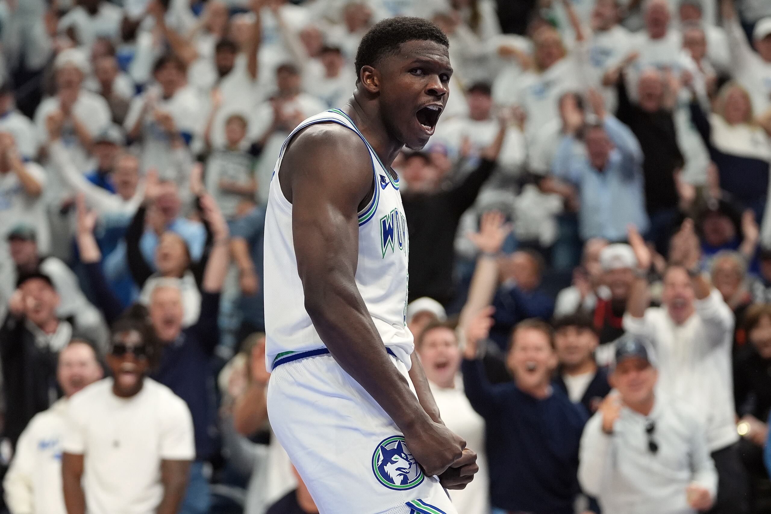 Anthony Edwards, de los Timberwolves de Minnesota, anotó 33 puntos frente a los Suns de Phoenix en el primer juego de su serie de primera ronda.