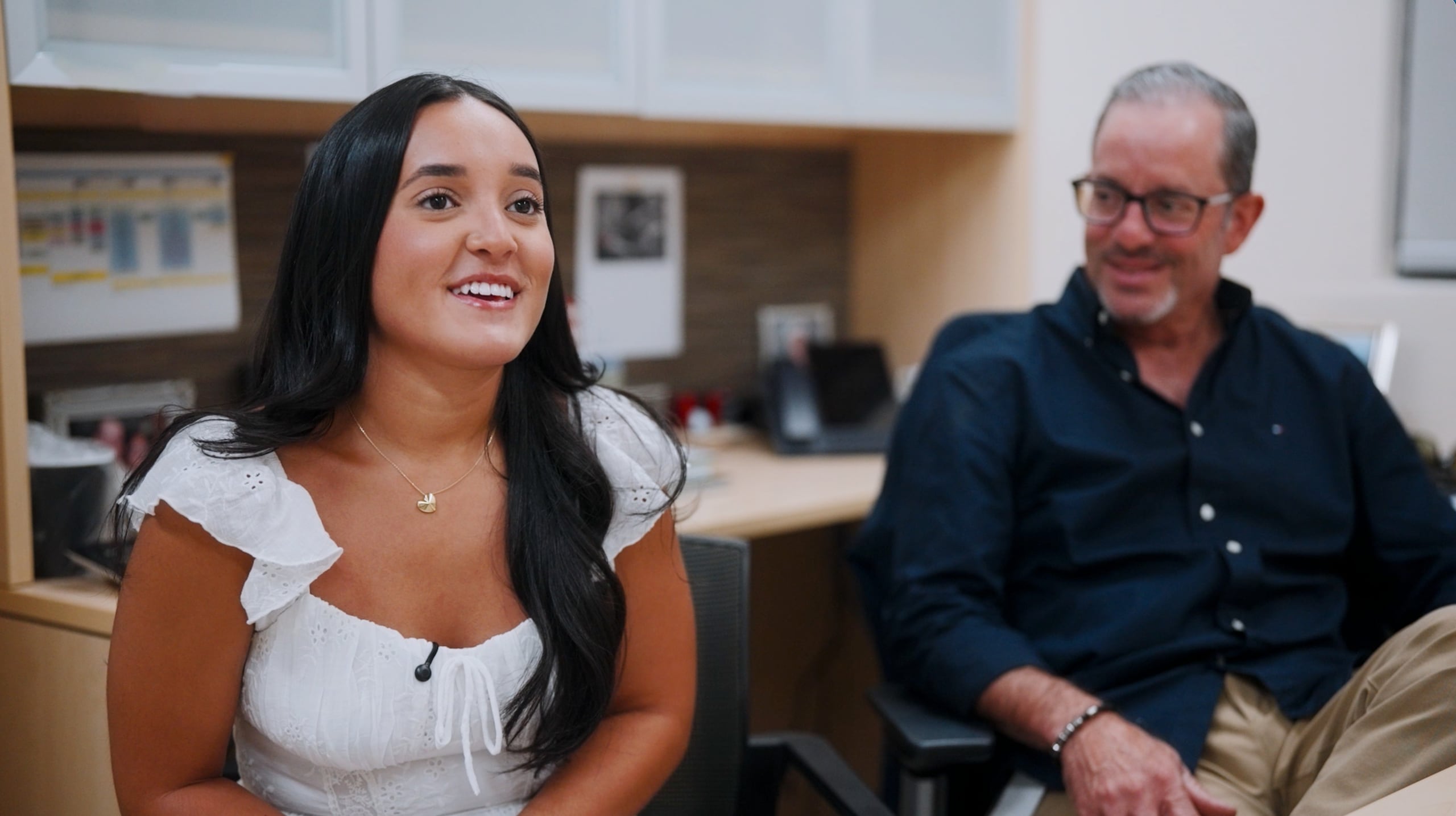 Edgardo Conty, vicepresidente de Operaciones de V. Suárez & Co. Inc. e hija.