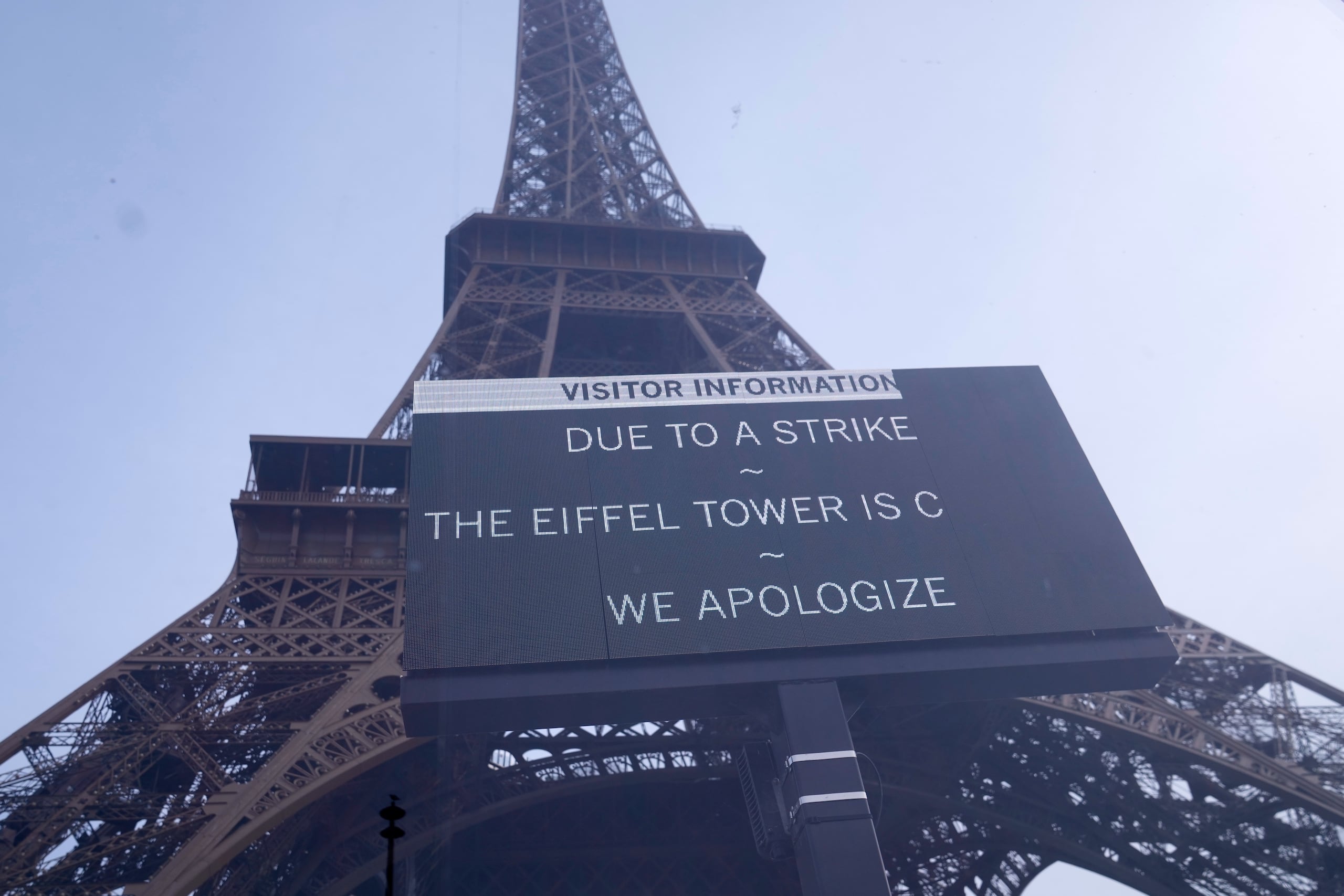 Aviso de cierre en la Torre Eiffel por una nueva ronda de huelgas y protestas contra el gobierno, el jueves 2 de octubre de 2025 en París. (AP Foto/Michel Euler)