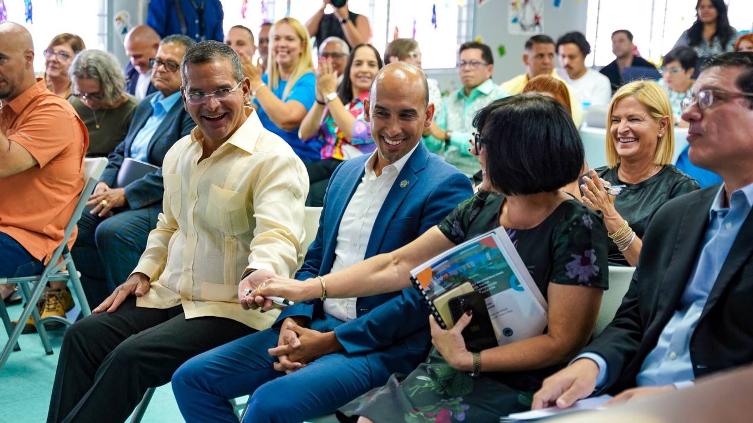 El gobernador Pedro Pierluisi saluda a la nominada secretaria de Educación, Yanira Raíces.