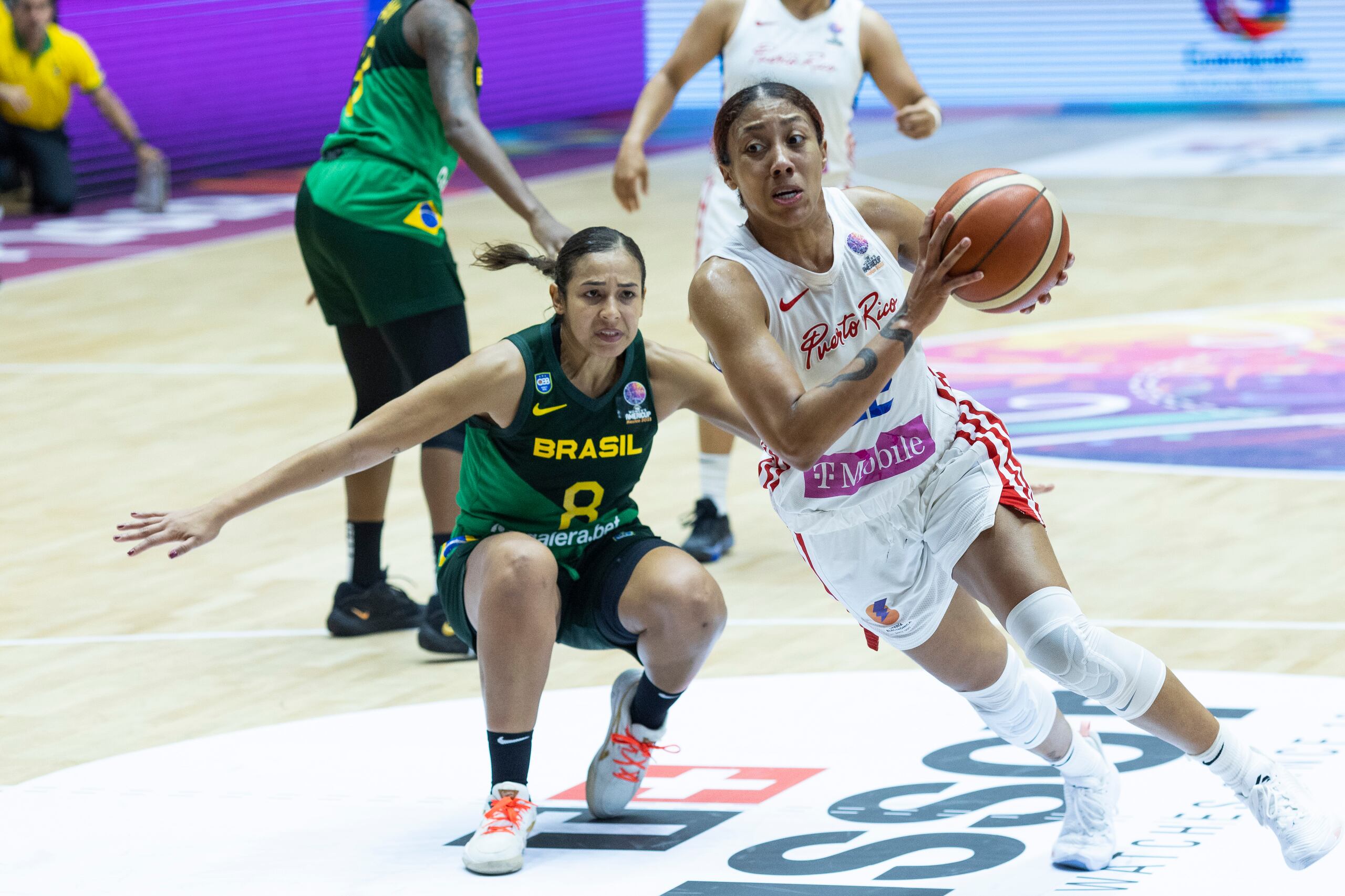 Arella Guirantes lideró la ofensiva de la escuadra boricua con 22 tantos en causa perdida.