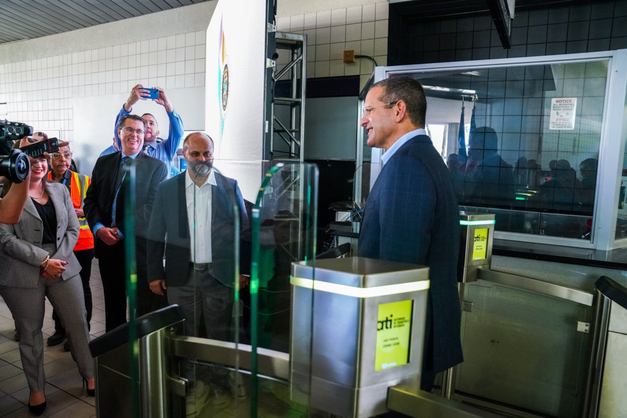 El gobernador Pedro Pierluisi ofreció la conferencia de prensa en la estación del Tren Urbano en Hato Rey.
