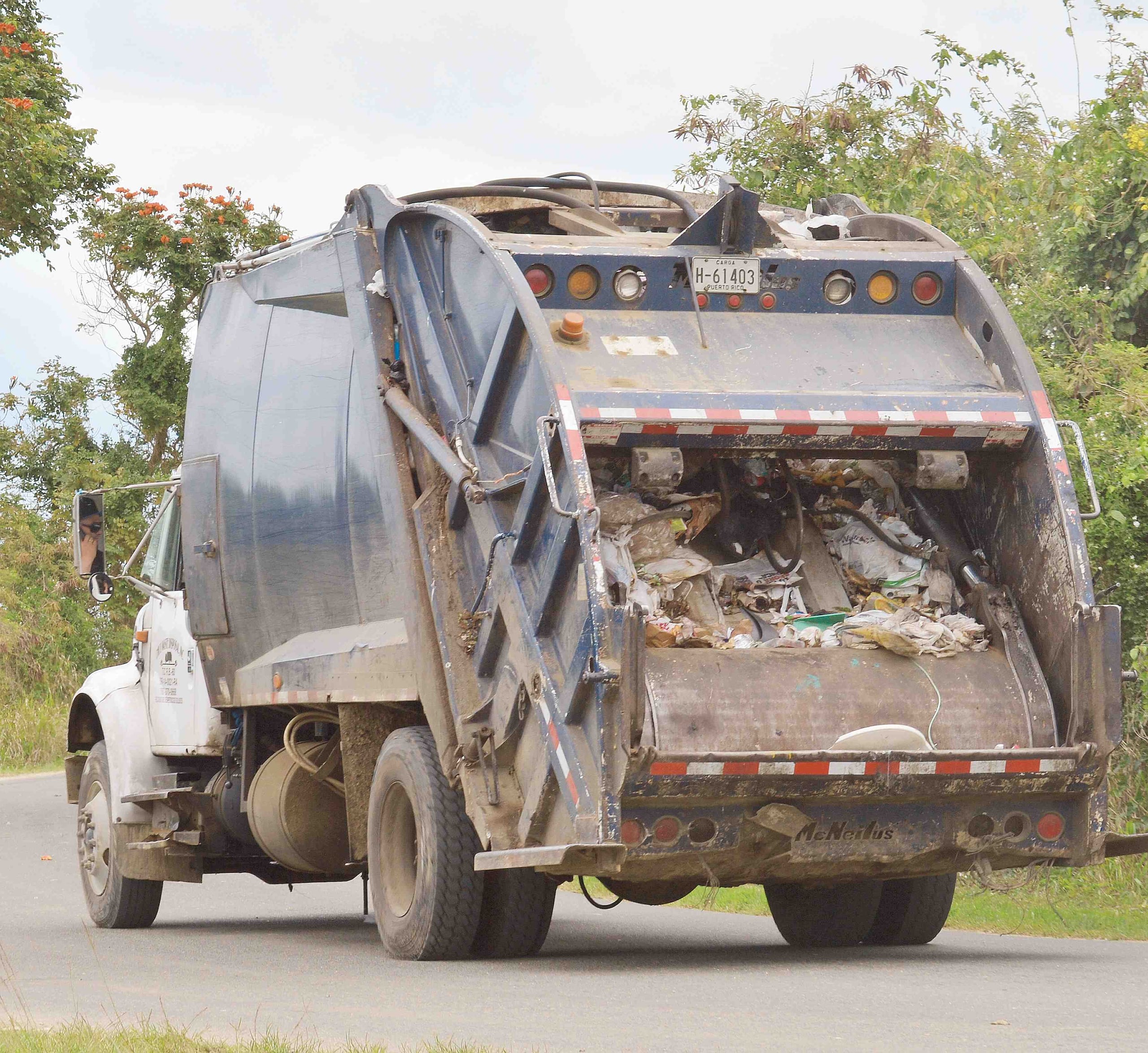 Vecinos del condominio Alborada en Bayamón se quejaron por la supuesta acumulación de basura en el Instituto Psicopegagógico. (Archivo / GFR Media)