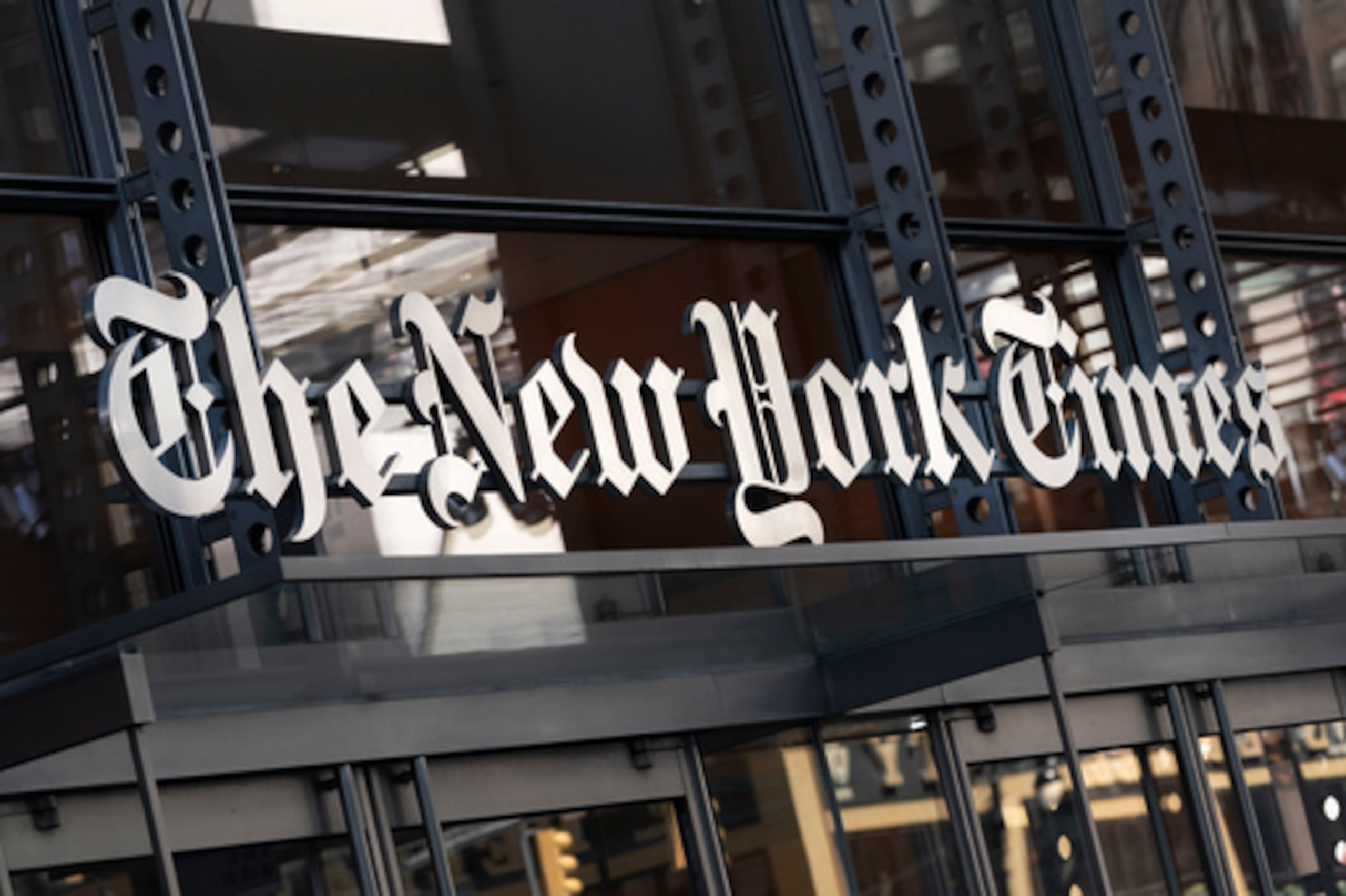 Esta decisión pretende apoyar “a los medios de comunicación que están siendo injustamente atacados por la prohibición del presidente de que los periodistas accedan a la Casa Blanca”, explicó el NYT.