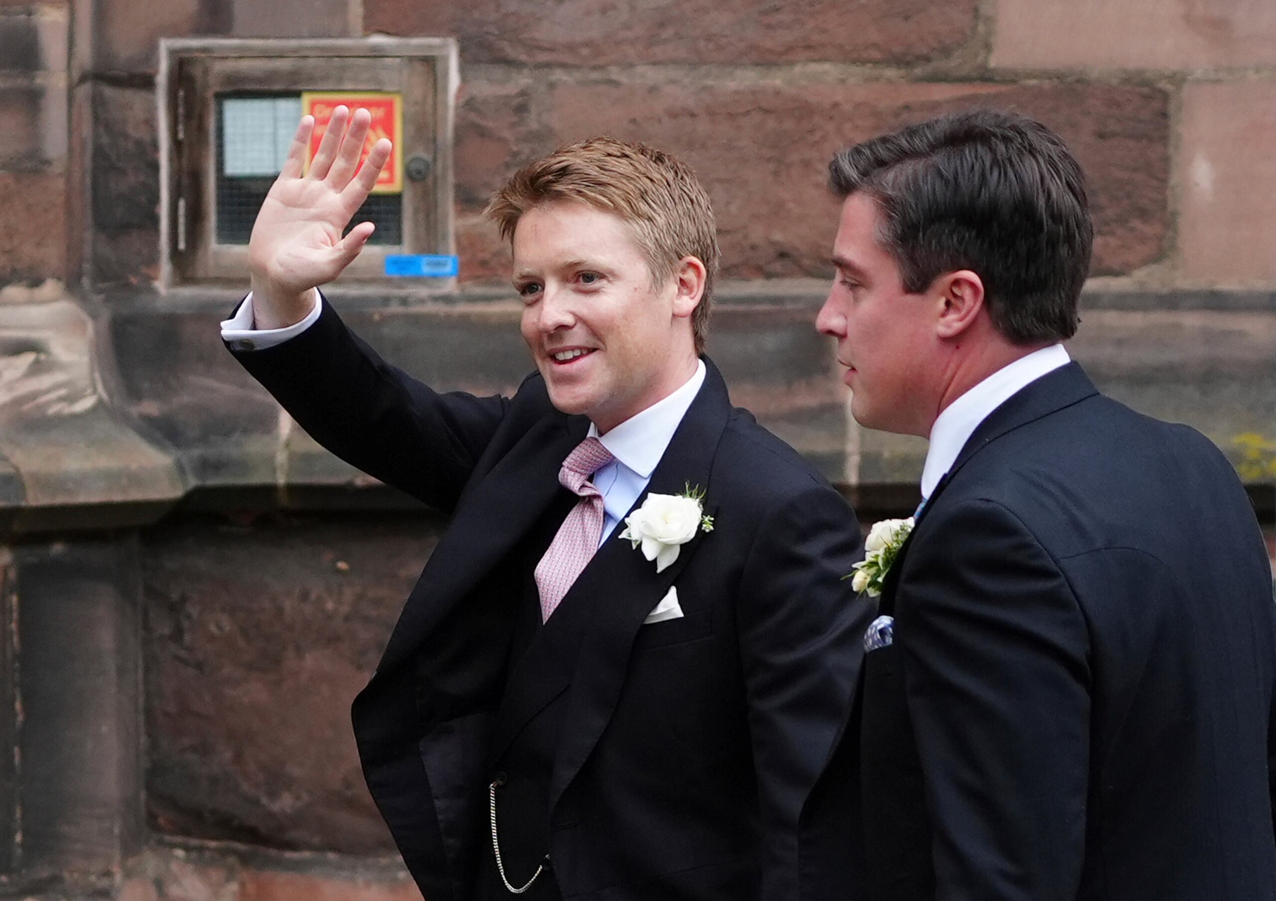 A la izquierda, Hugh Grosvenor, duque de Westminster, llegando a la ceremonia.