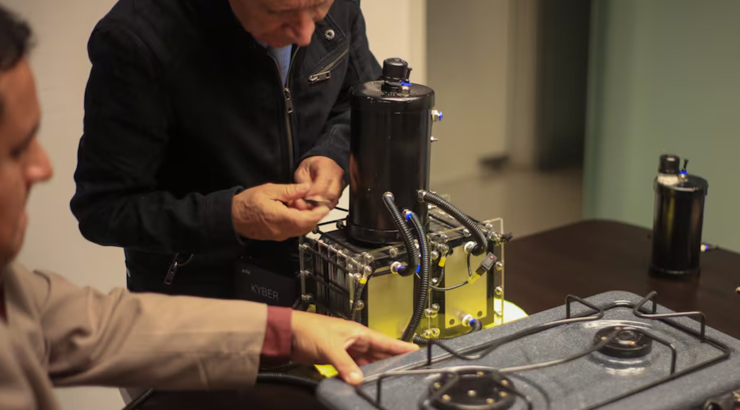 Se trata de una solución sostenible por cuanto no requiere de ningún combustible, solo agua destilada o, incluso, agua de lluvia.