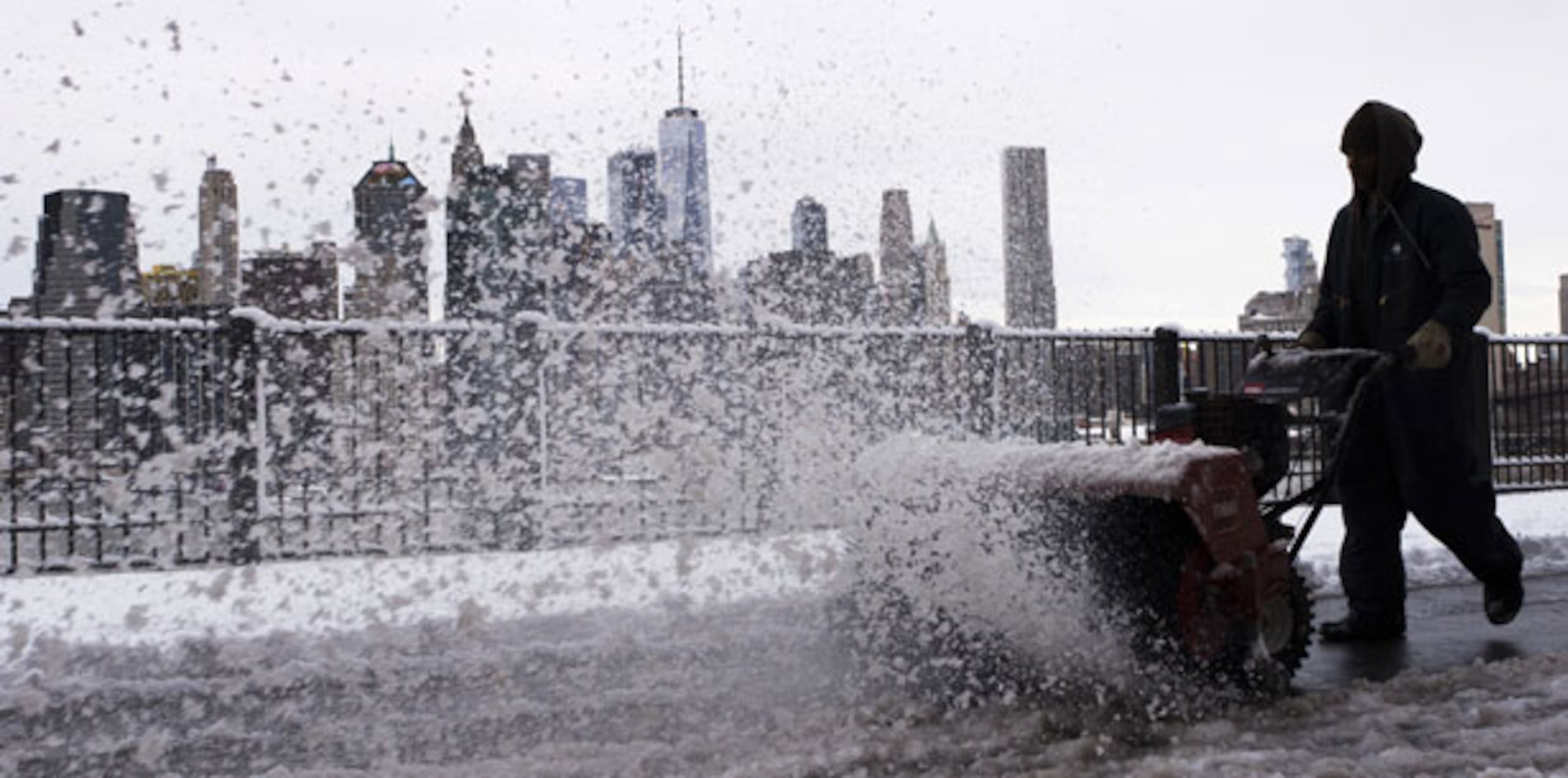 Tras acumular casi 14 pulgadas de nieve en la ciudad de Nueva York, tumbar árboles en toda el área y provocar cortes de electricidad a unos 80,000 vecinos en Nueva Jersey, este jueves la tormenta entraba en remisión. (AP)