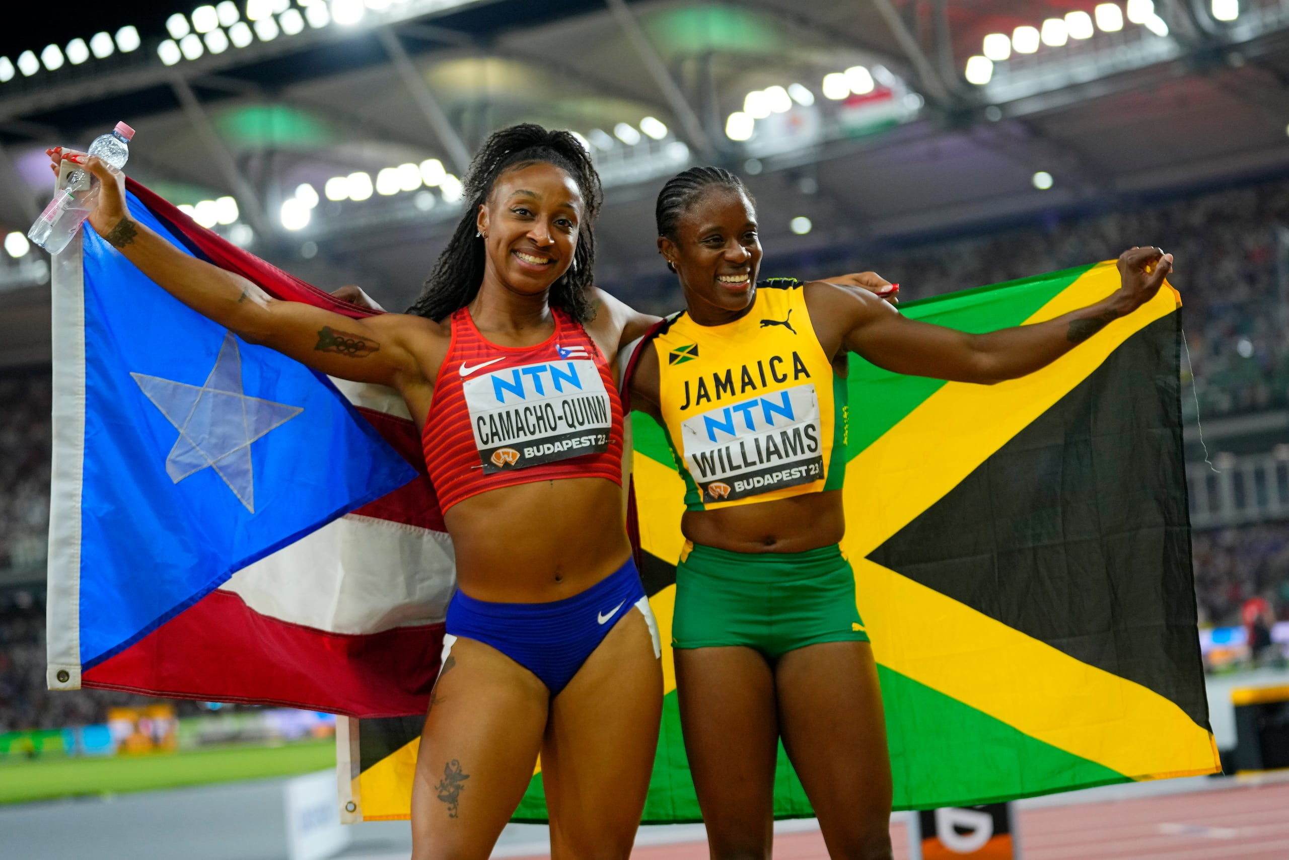 Jasmine Camacho-Quinn junto a la jamaiquina Danielle Williams.