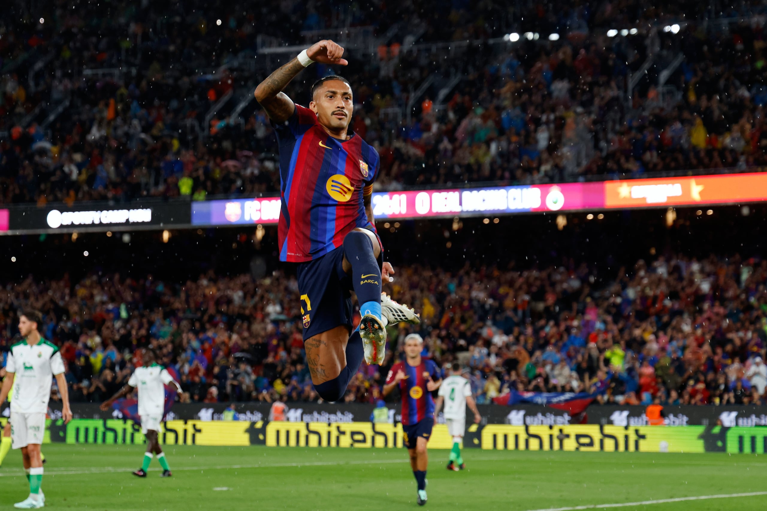 Raphinha celebra después de marcar el segundo gol del Barcelona desde el punto de penalti ante el Racing de Santander.