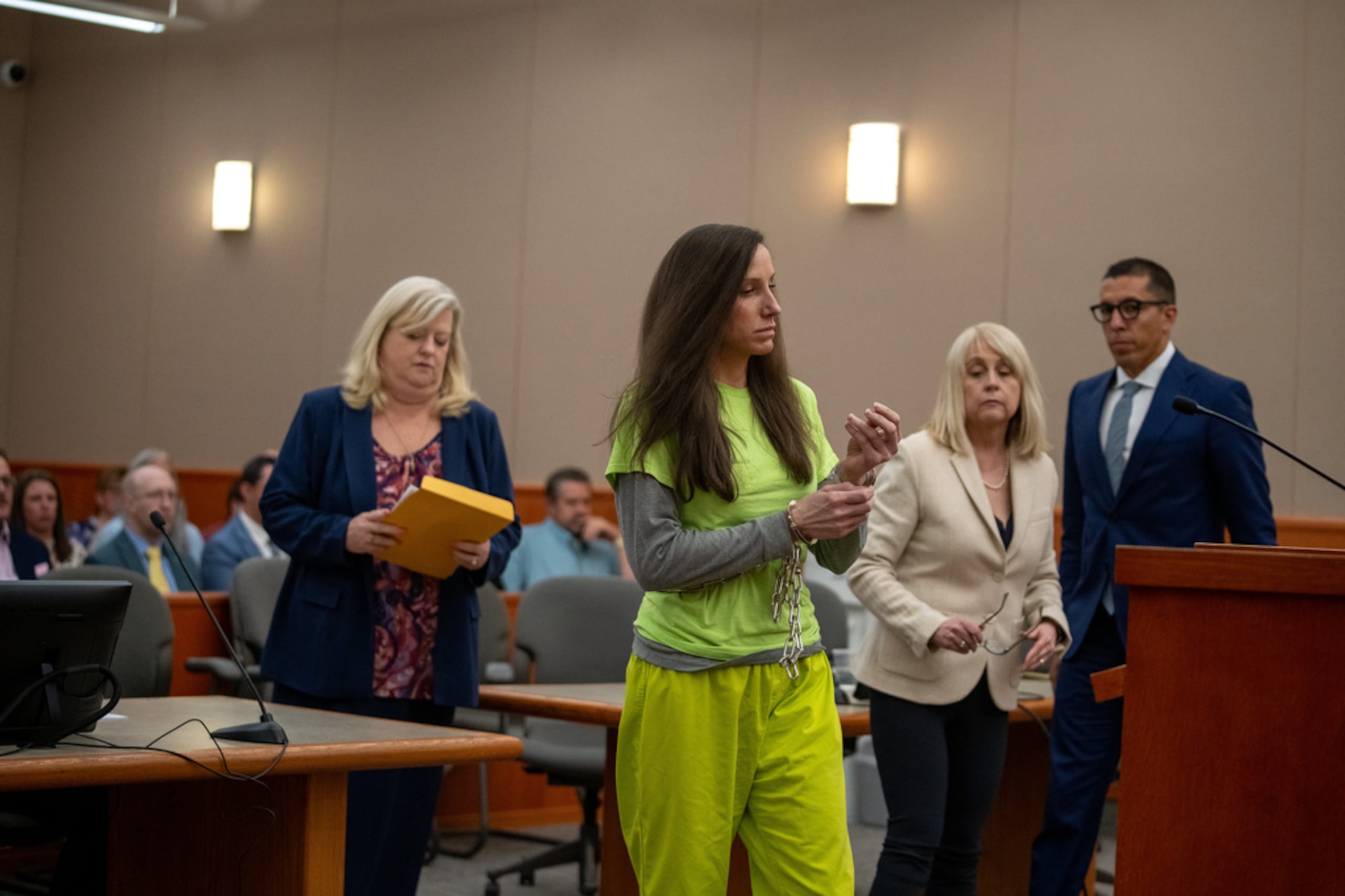 Kouri Richins se prepara para hablar durante su audiencia de sentencia en la Corte del Tercer Distrito en Park City, Utah, el 13 de mayo de 2026.