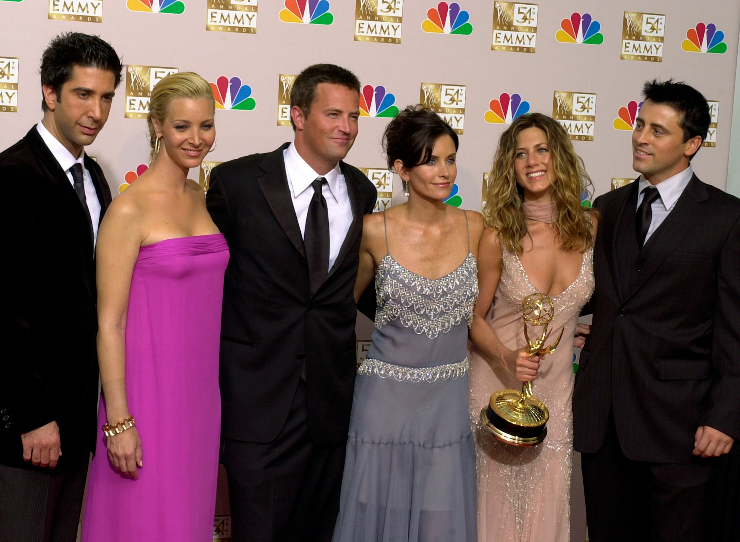 En esta foto de archivo del 22 de septiembre de 2002, las estrellas de “Friends”, David Schwimmer, Lisa Kudrow, Matthew Perry, Courteney Cox Arquette, Jennifer Aniston y Matt LeBlanc posan con el premio a mejor serie de comedia en la 54.ª edición de los Premios Emmy de la Primetime en Los Ángeles.