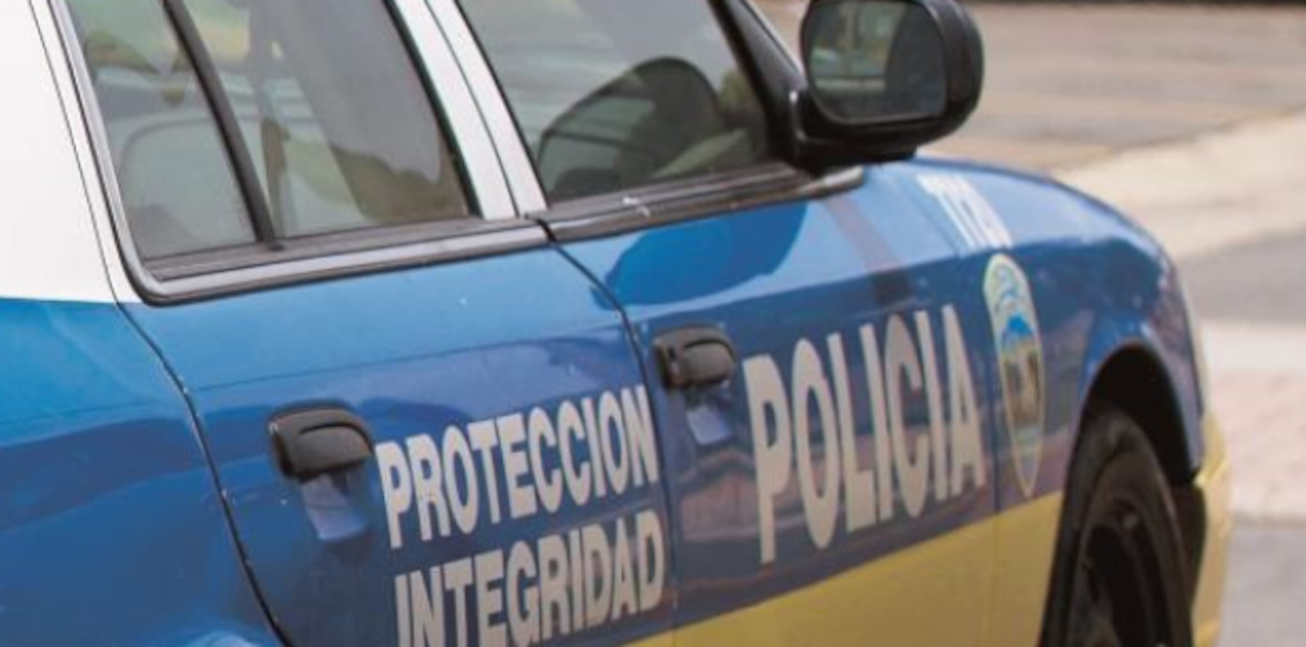 La Policía tiene una descripción de la guagua usada en el choque. (Archivo)