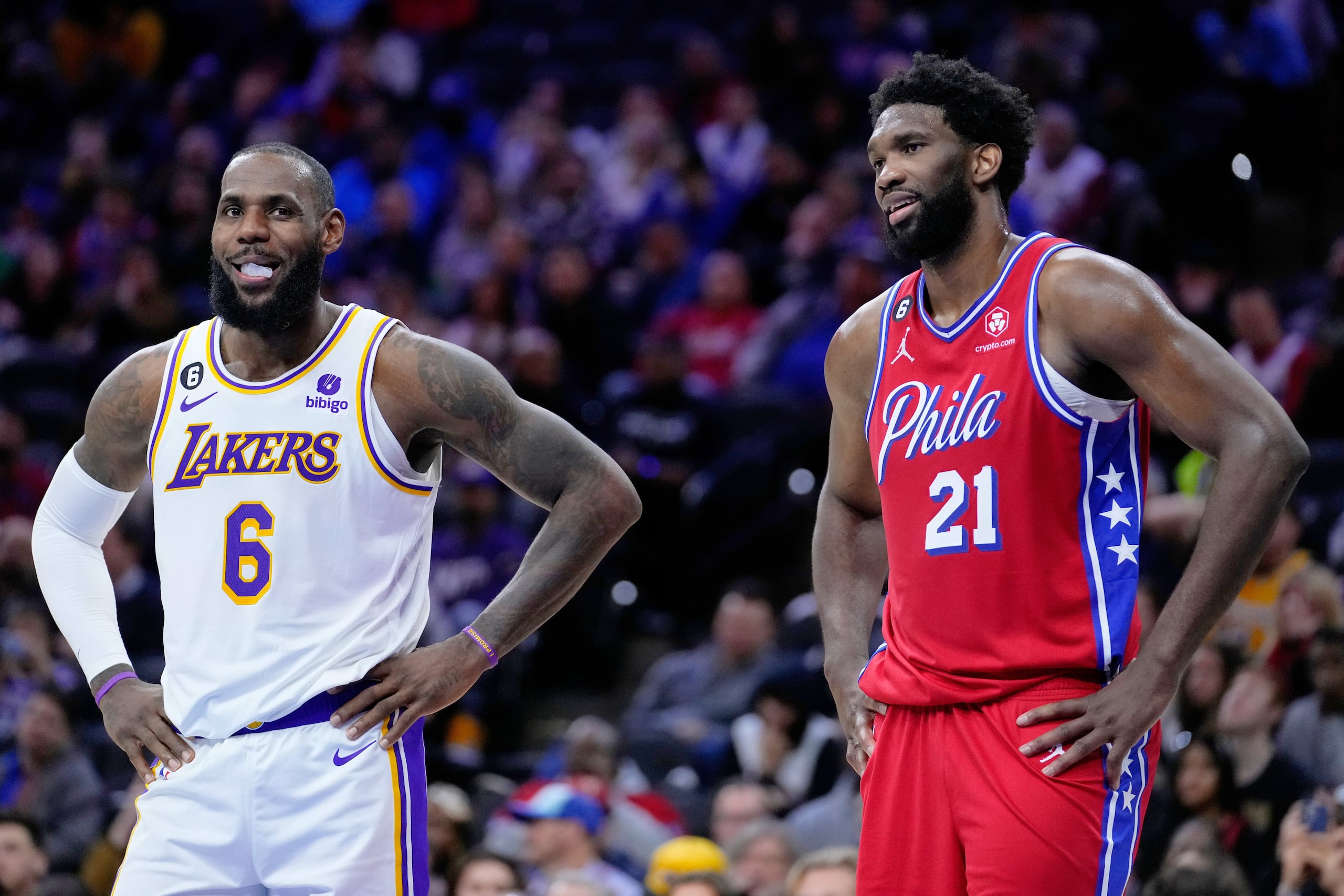 LeBron James y Joel Embiid, aquí en una foto de archivo cuando eran rivales, ahora compartirán camerino en los 76ers de Filadelfia.