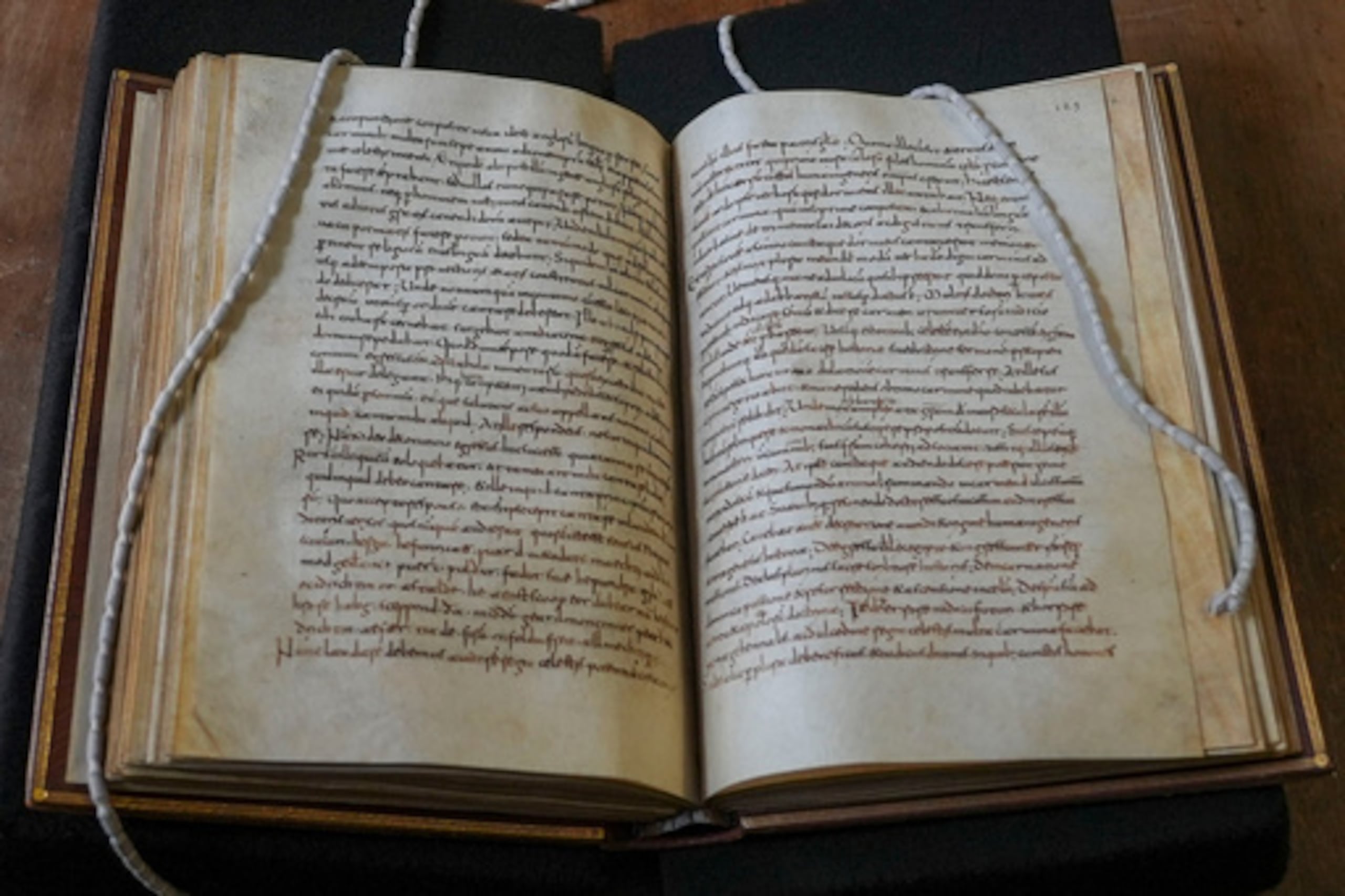 Una rara copia perdida hace mucho tiempo del Himno de Caedmon -el primer poema escrito en inglés antiguo- es visible en las cinco líneas sobre la línea final de la página izquierda de una copia manuscrita del siglo VIII de la Historia Eclesiástica del Pueblo Inglés del Venerable Bede, en la Biblioteca Nacional de Roma, jueves 8 de mayo de 2026. (AP Photo/Andrea Rosa)null