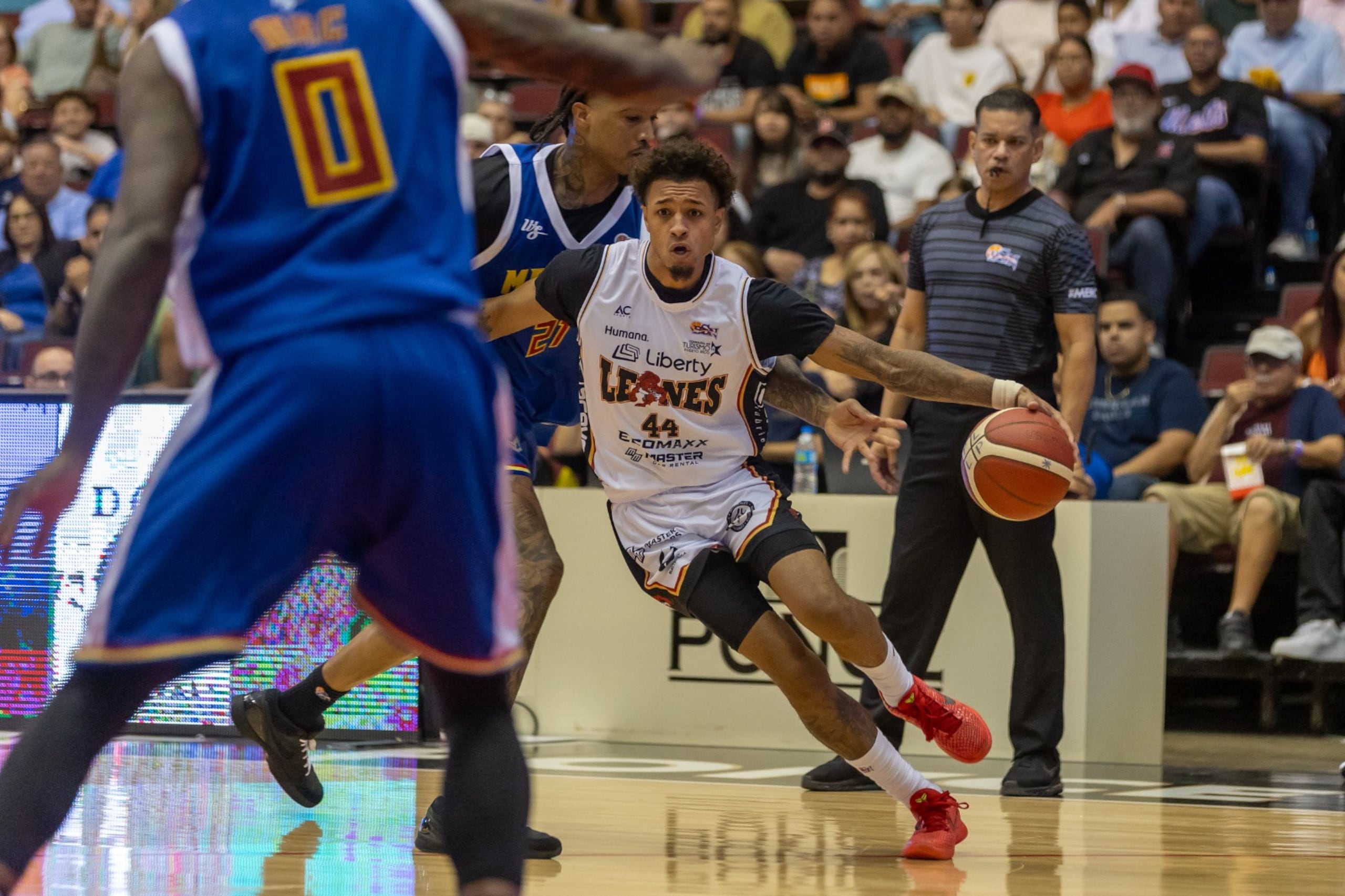 Tyler Hawkins, de los Leones, maneja el balón contra los Osos de Manatí.