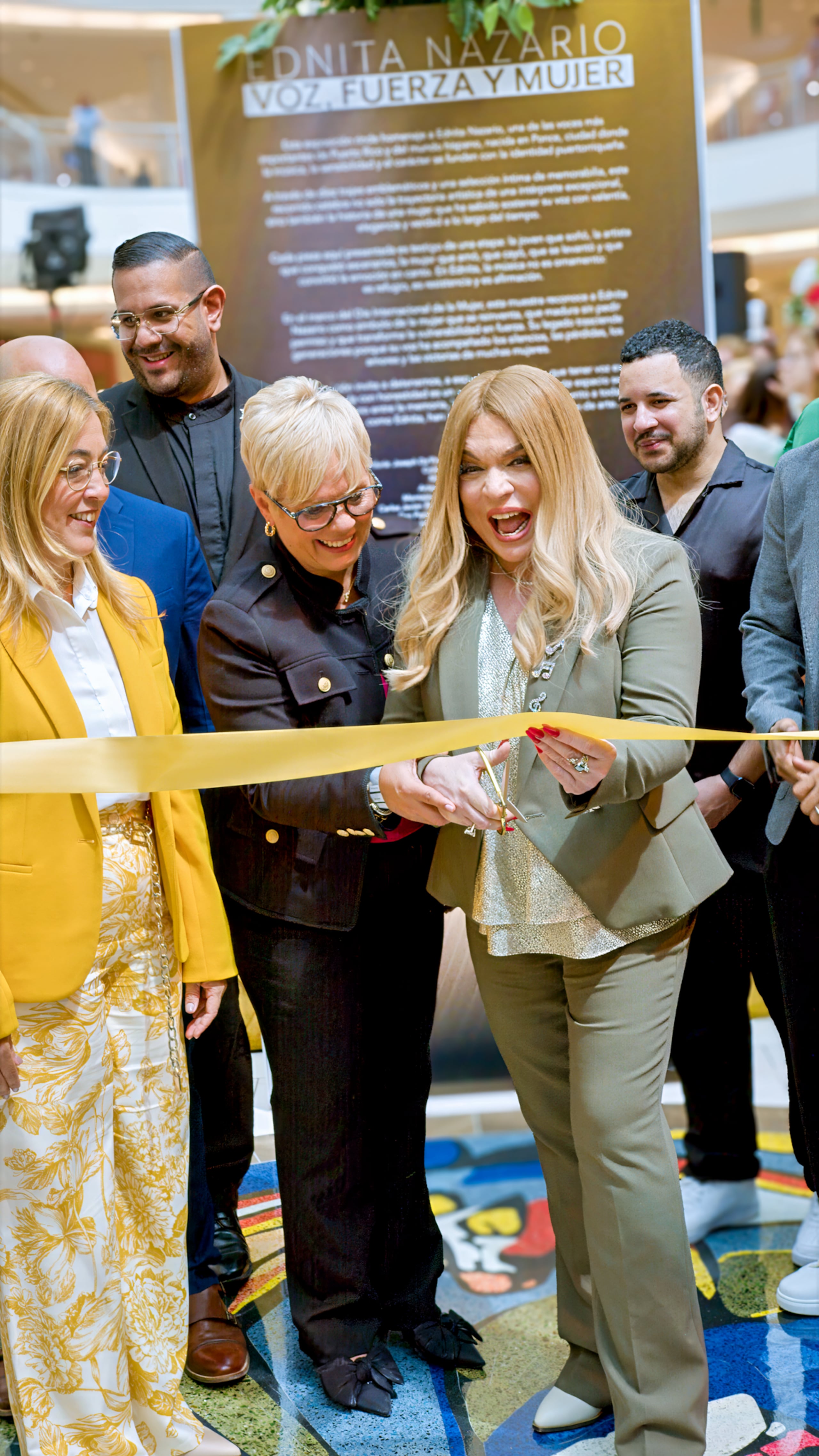 Ednita Nazario recibió el reconocimiento desde el centro comercial que tendrá una exposición dedicada a su carrera artística.