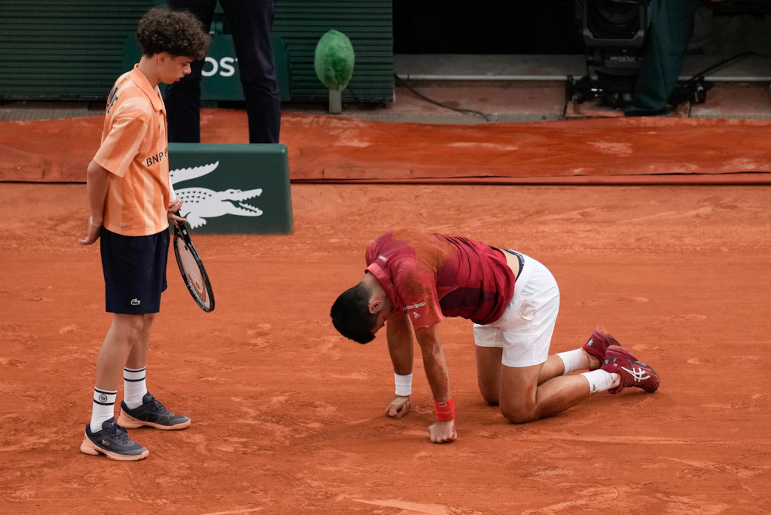Novak Djokovicsufrió una caída durante el partido de cuarta ronda contra Francisco Cerúndolo.