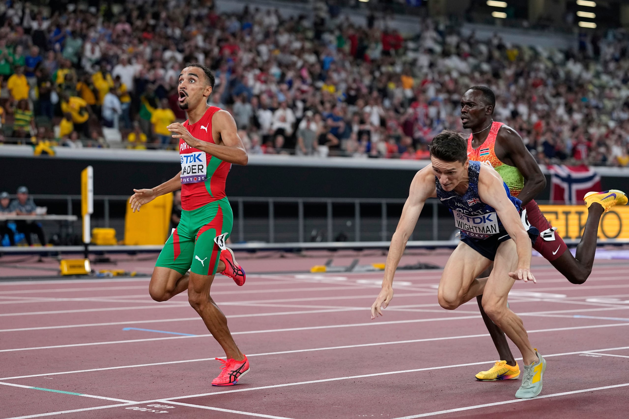 El portugués Isaac Nader reacciona tras cruzar la meta para ganar los 1,500 metros en el Mundial de atletismo. (AP Foto/Matthias Schrader)