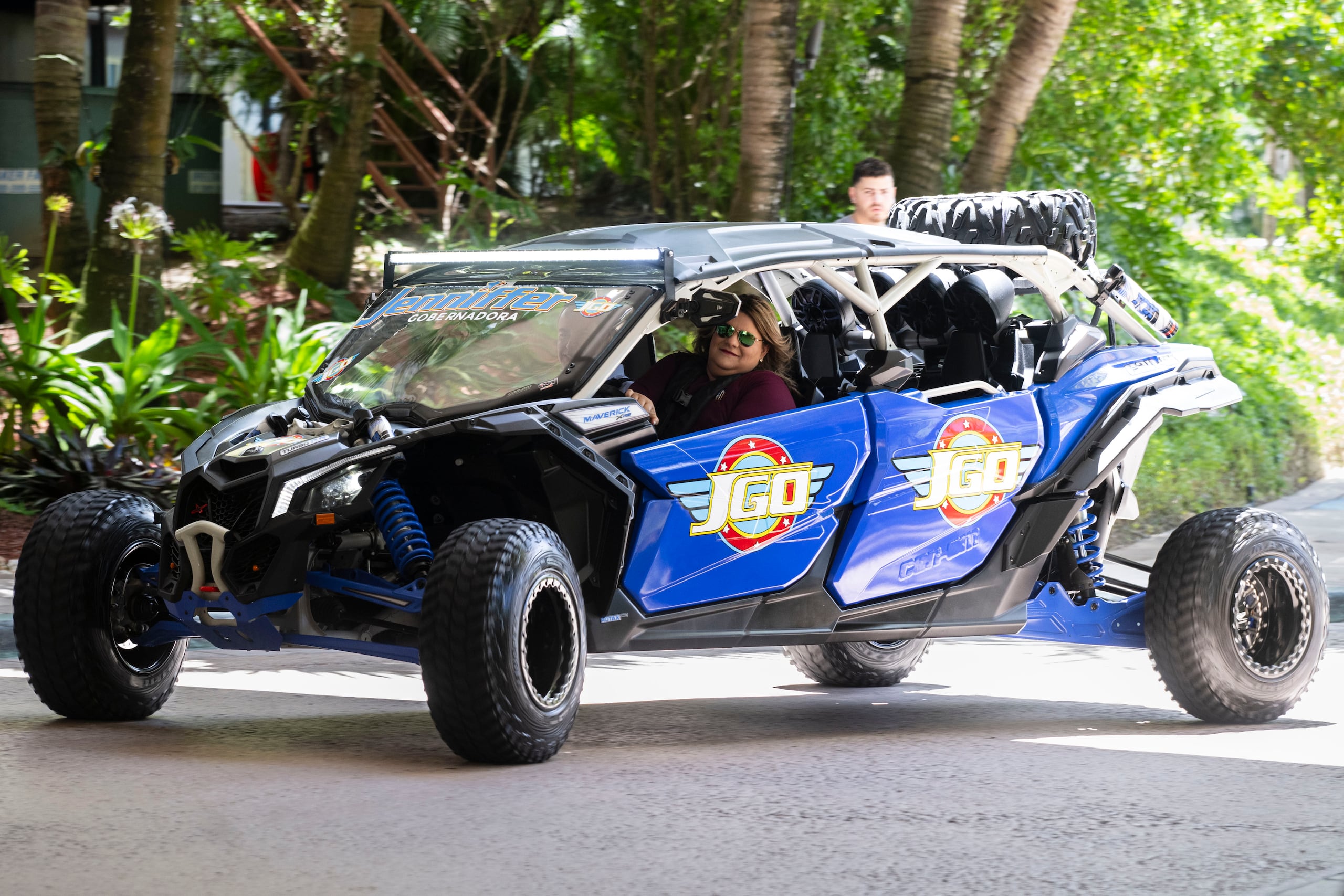 Jenniffer González conduce un Can-Am.