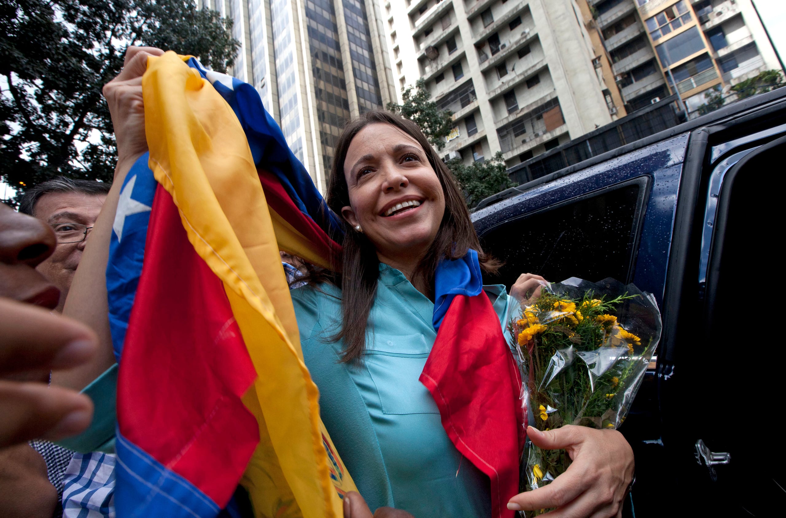 María Corina Machado ganó la elección primaria de la oposición y tenía la intención de postularse contra el presidente Nicolás Maduro en la elección presidencial del año pasado, pero el gobierno le prohibió postularse para el cargo.