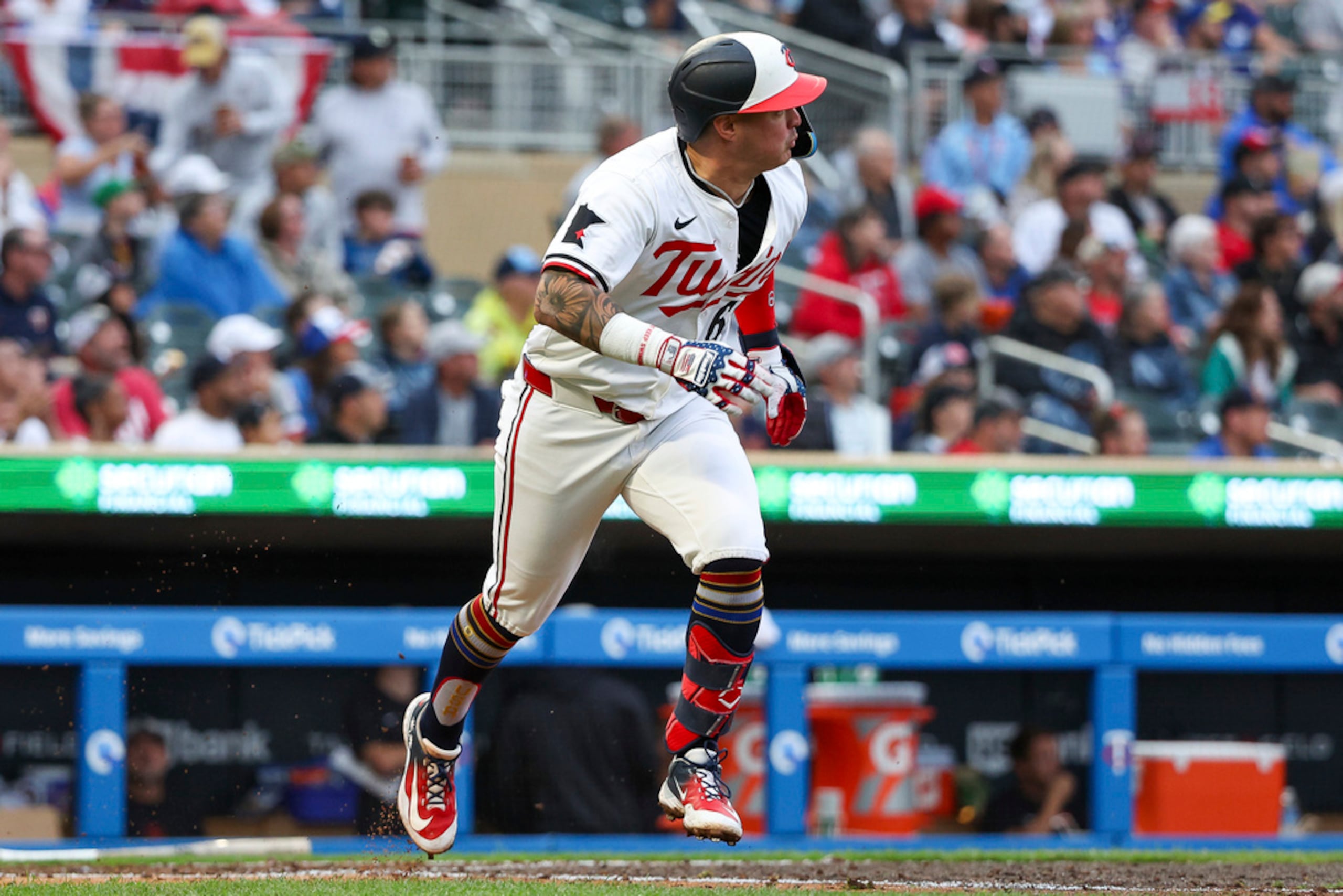 El puertorriqueño José Miranda conecta un doblete de dos carreras ante los Tigers de Detroit.