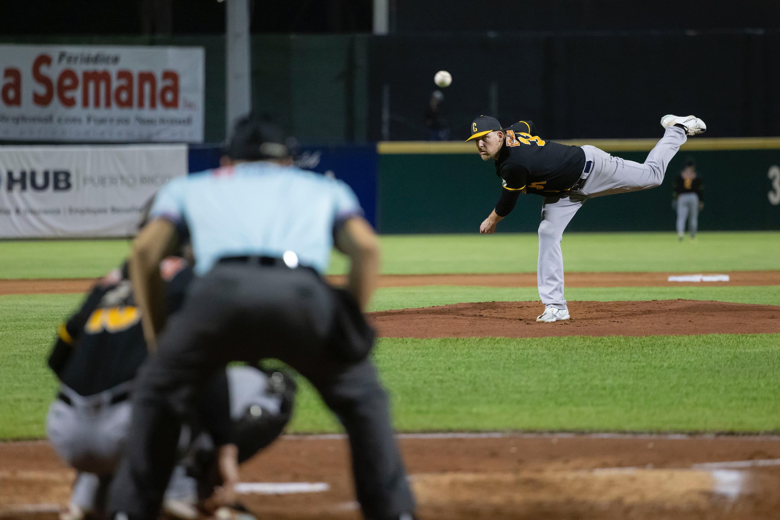 El lanzador zurdo Luke Westphal durante el cuarto juego de la serie final del béisbol invernal.