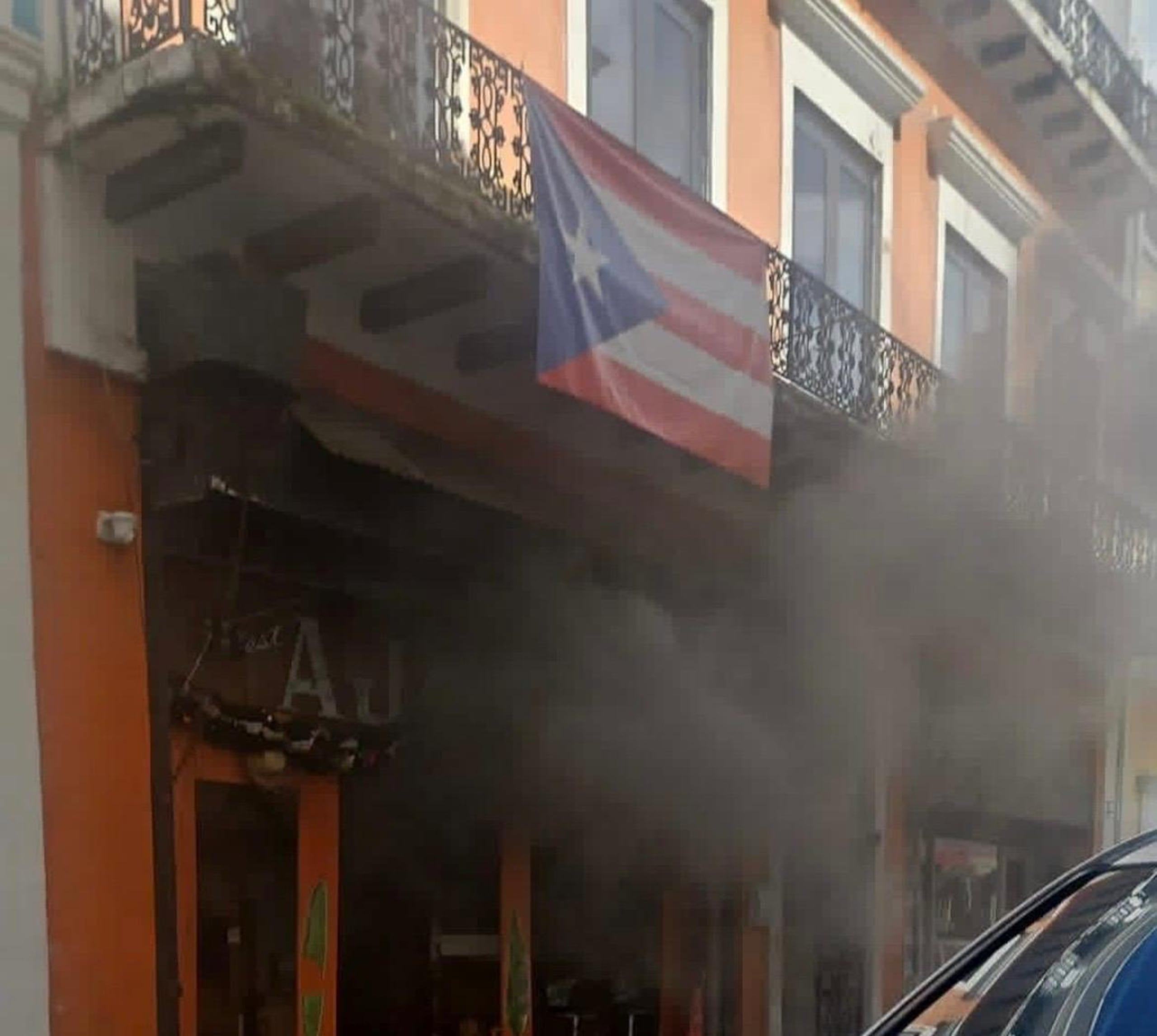 El incendio, que se desató a eso del mediodía, se originó luego que una freidora se quedara encendida.