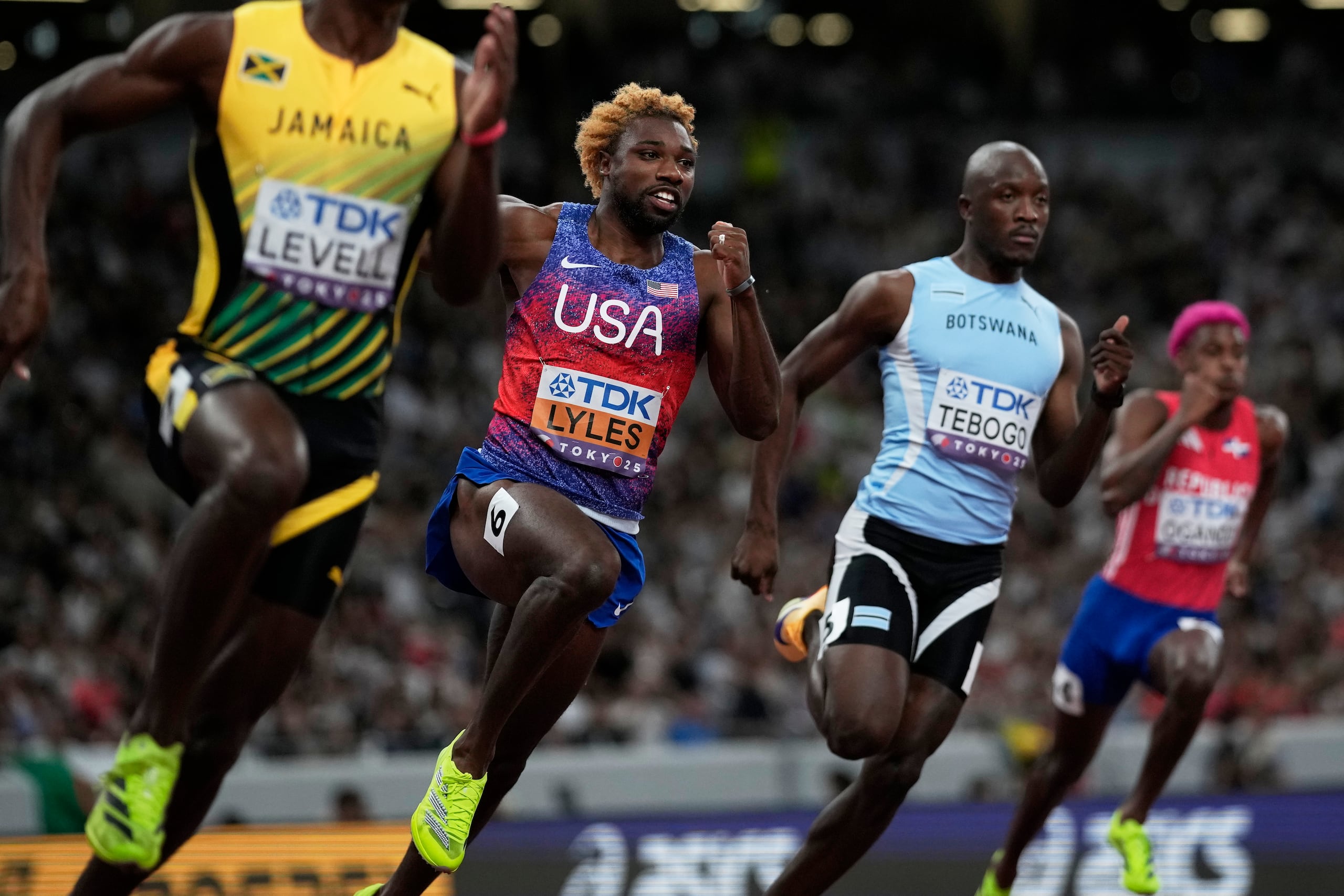 Noah Lyles (segundo a la izquierda) rumbo a la victoria en la final de los 200 metros del Mundial de atletismo, el viernes 9 de septiembre de 2025, en Tokio. (AP Foto/Louise Delmotte)