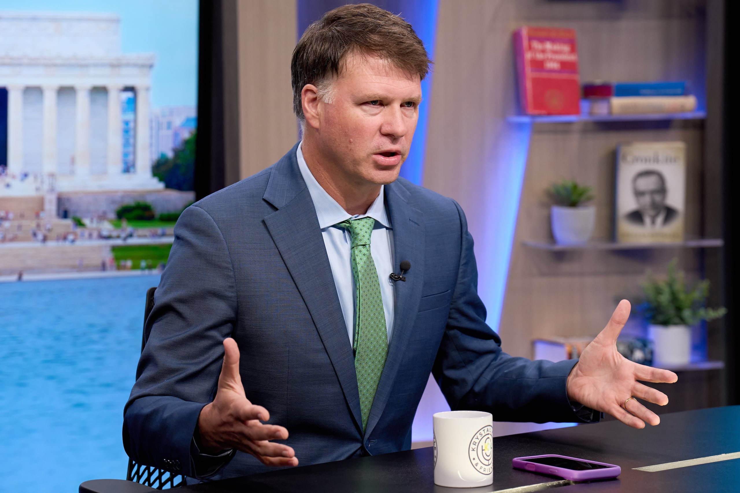 Ryan Grim graba un segmento para Breaking Points, el programa de noticias diarias de YouTube, el lunes 27 de julio de 2026, en Washington. (AP Foto/Jacquelyn Martin)