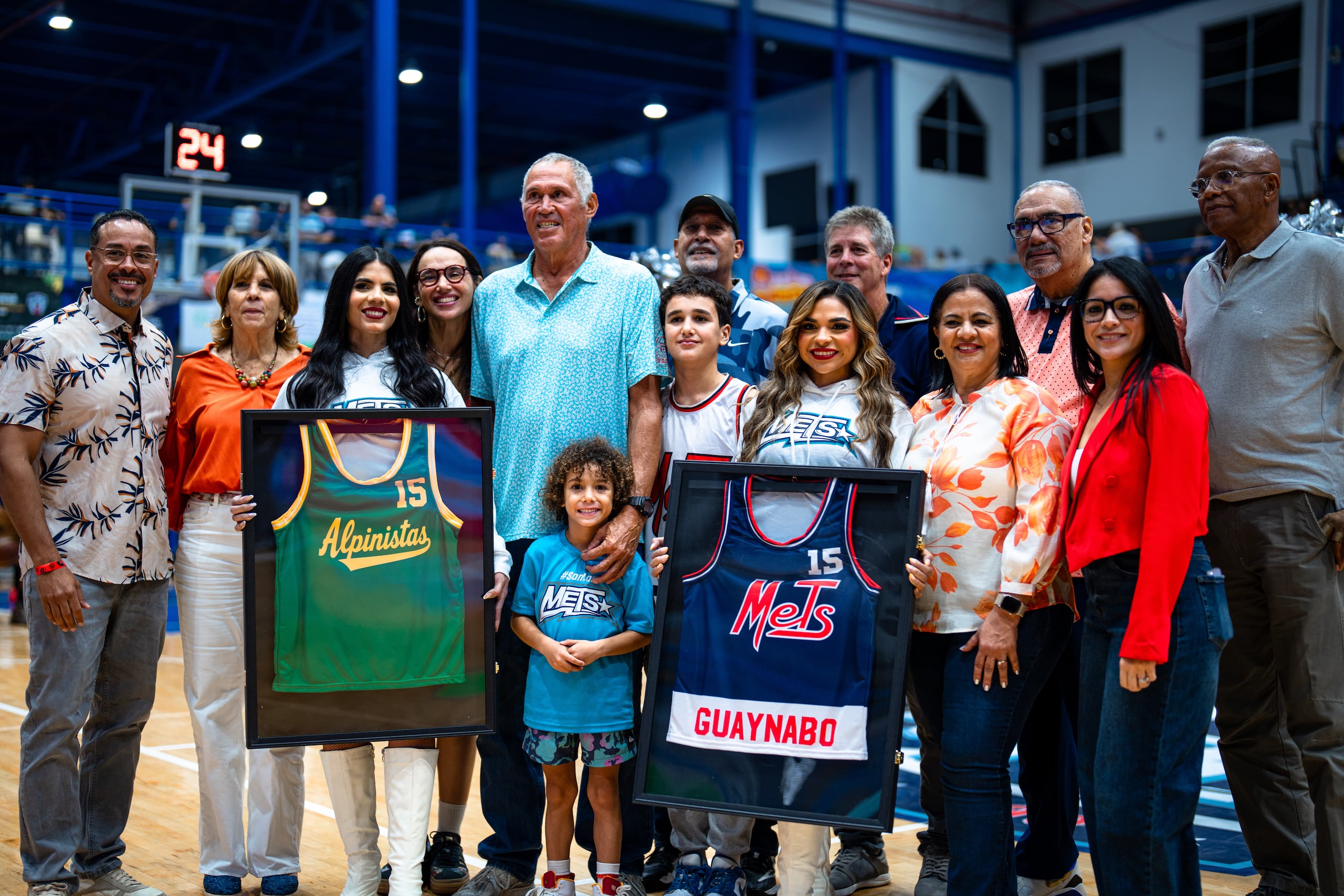 Mario "Quijote" Morales recibe un homenaje en Gurabo junto a su familia.