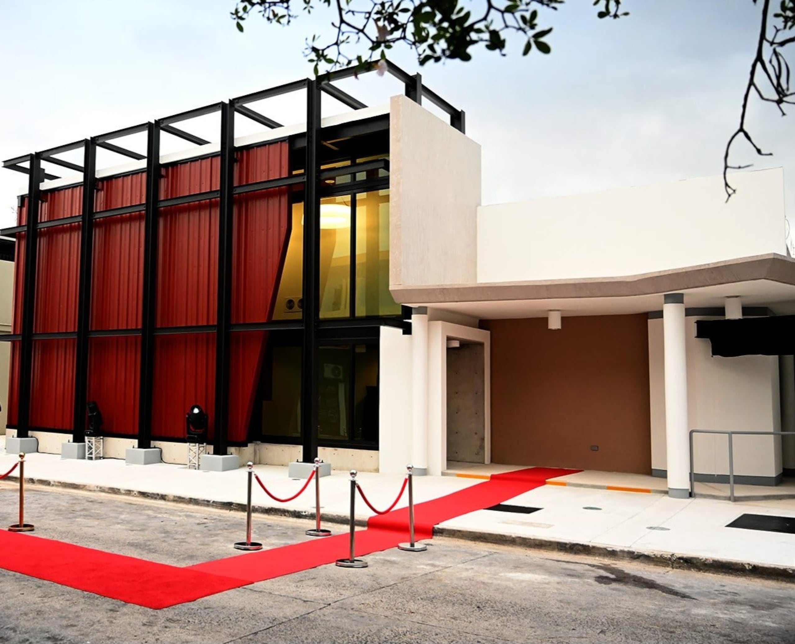 El cine teatro se encuentra localizado en la avenida Primero de abril a pasos de la casa alcaldía.