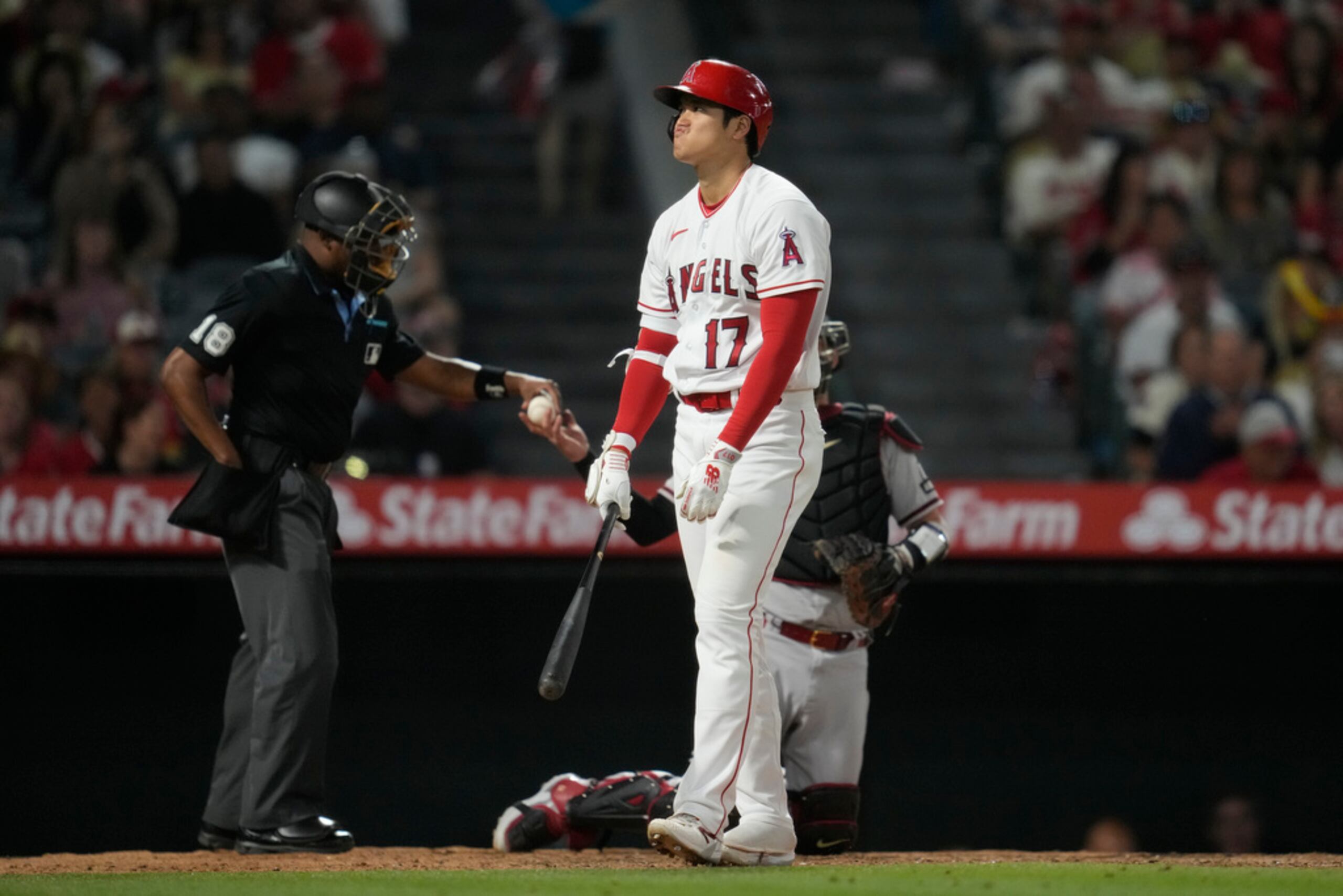 El bateador designado de los Angels de Los Ángeles, Shohei Ohtani, reacciona luego de un strike ante los Diamondbacks de Arizona.