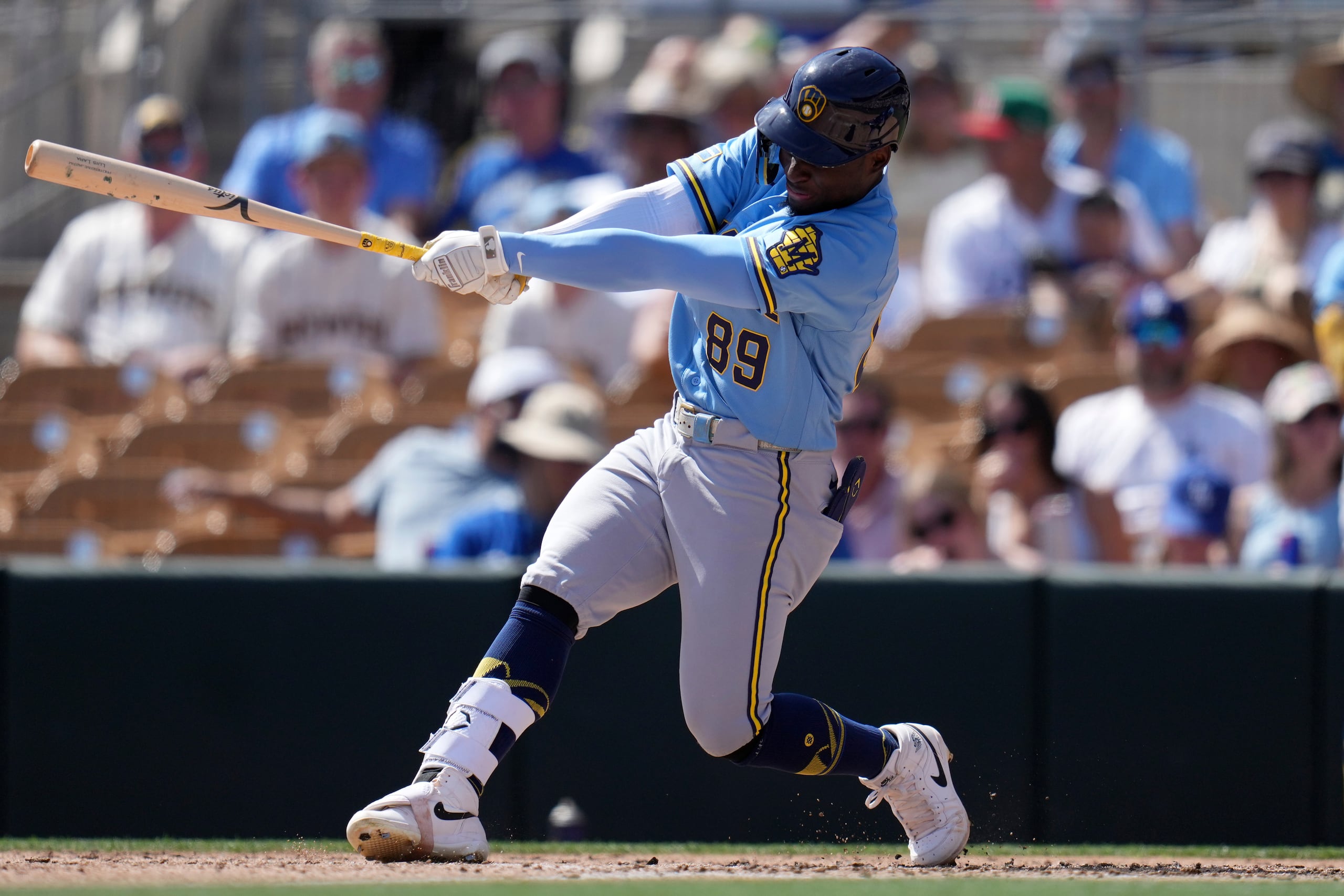 ARCHIVO - Luis Lara, de los Brewers de Milwaukee.