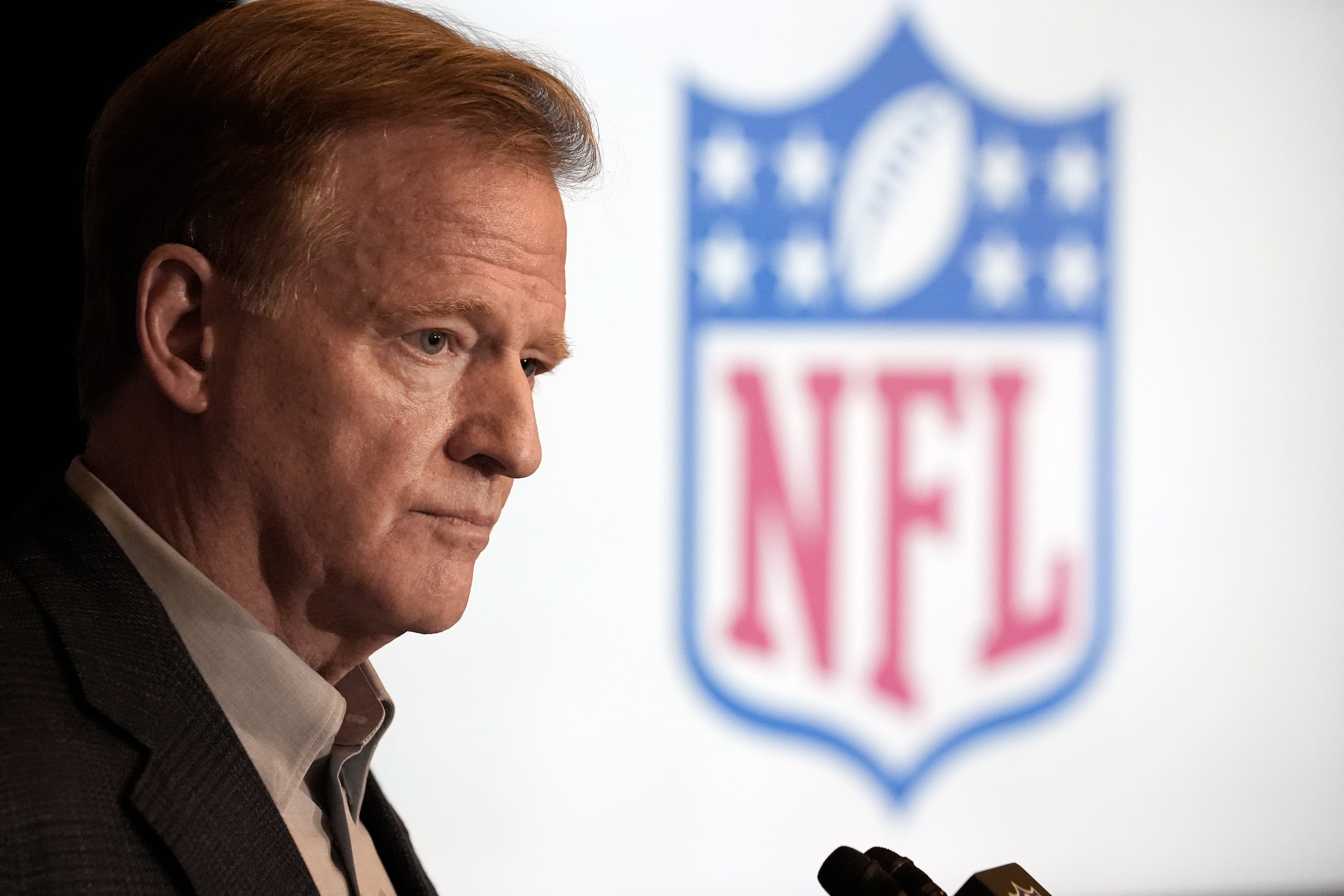 Roger Goodell, comisionado de la NFL, escucha una pregunta de un reportero en la reunión de dueños de la liga, el miércoles 11 de diciembre de 2024, en Irving, Texas. (AP Foto/LM Otero)