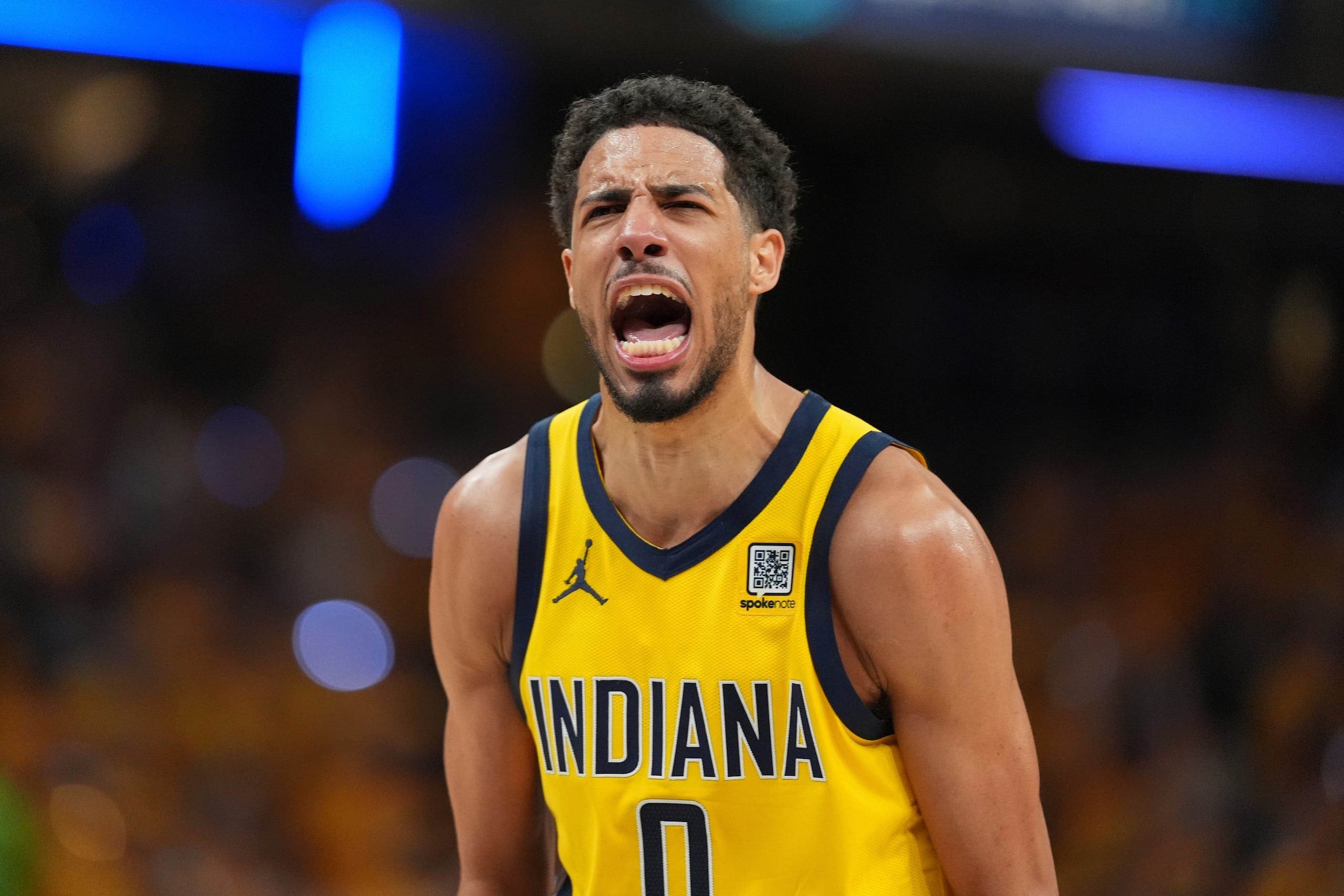 Tyrese Haliburton, de los Pacers, reacciona luego de atinar un triple en el tercer juego de la serie ante el Thunder.