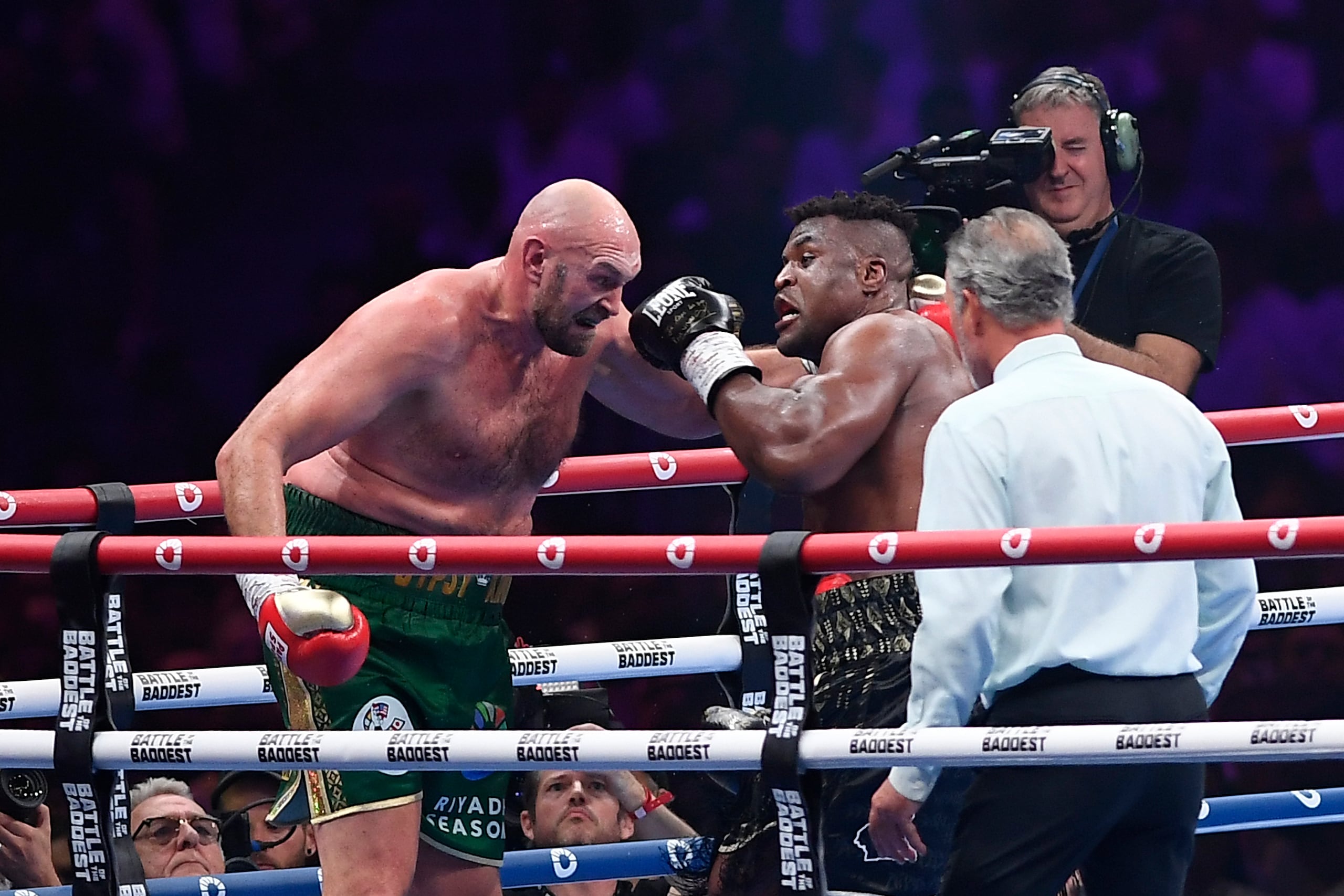 El campeón mundial de peso pesado de la CMB, Tyson Fury, durante su pelea ante el exmonarca de la UFC, Francis Ngannou.