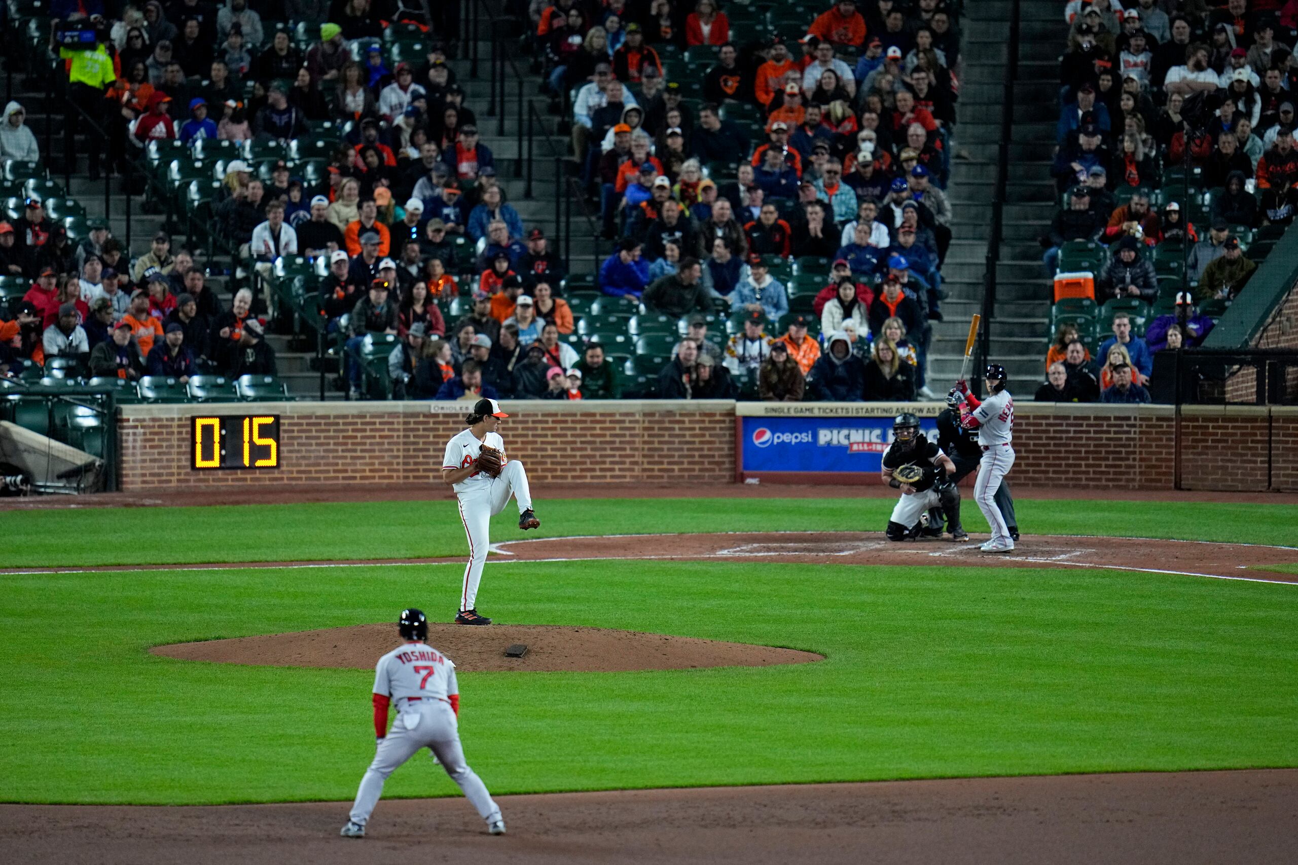 En foto del 24 de abril del 2023, el reloj de lanzamiento es visible antes de que el abridor de los Orioles Baltimore Dean Kremer lanzara ante Kike Hernández, entonces de los Red Sox.