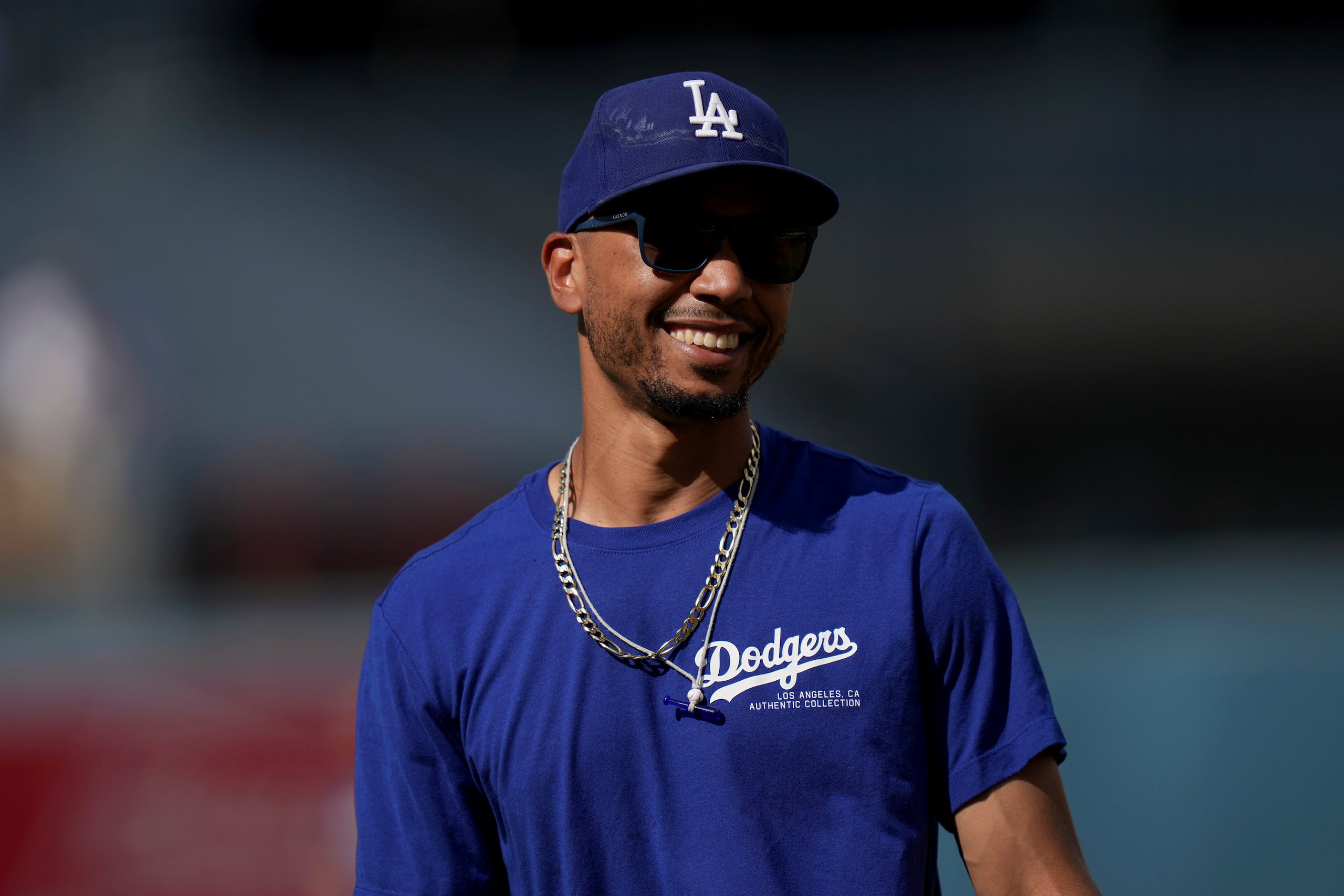 Mookie Betts, de los Dodgers de Los Ángeles, sonríe durante los calentamientos antes de un partido de béisbol contra los Filis de Filadelfia en Los Ángeles, el miércoles 7 de agosto de 2024. (AP Foto/Eric Thayer)