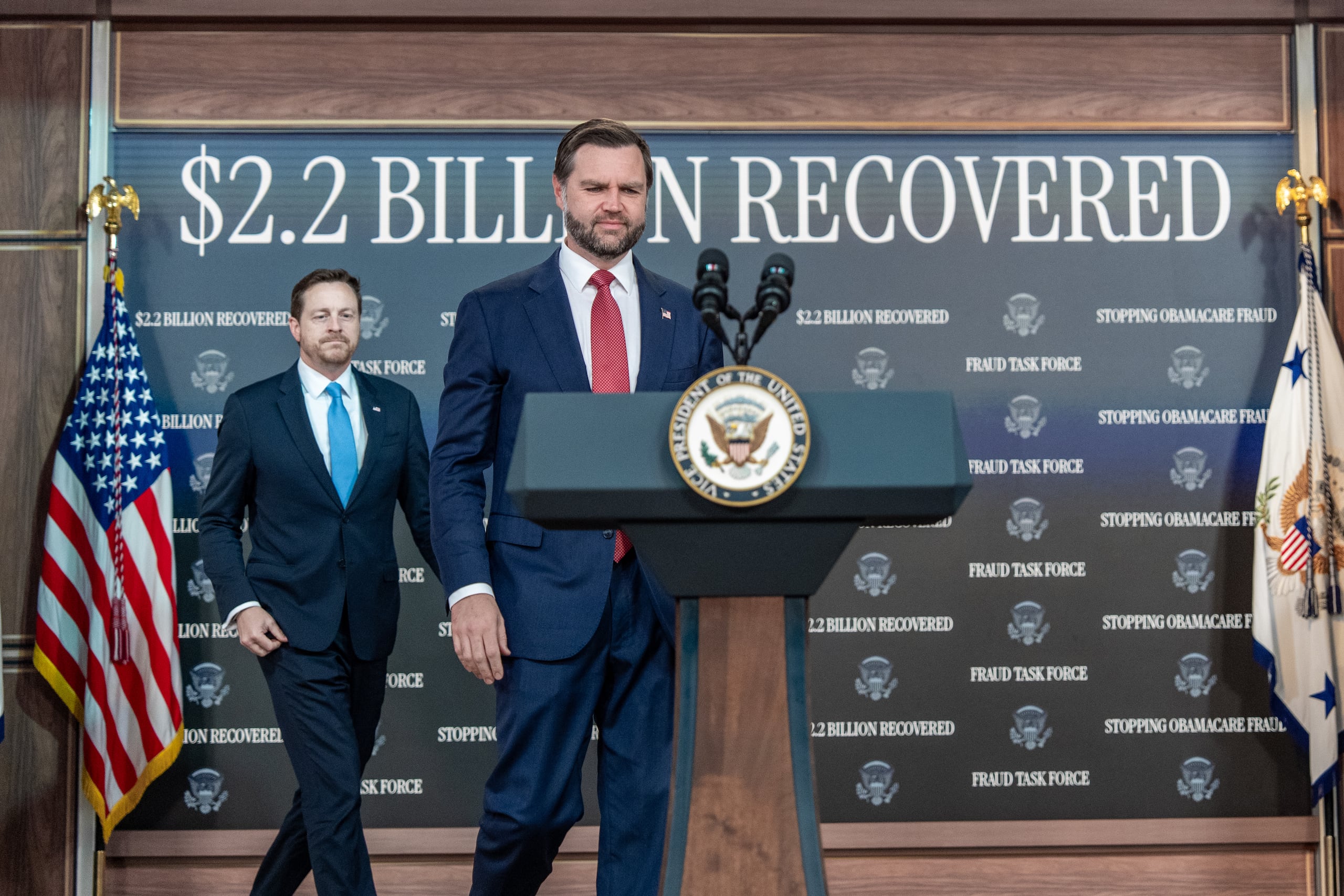 El vicepresidente estadounidense JD Vance llega para una rueda de prensa, seguido por el presidente de la Comisión Federal de Comercio (FTC), Andrew Ferguson, en el South Court Auditorium del Edificio Ejecutivo Eisenhower en los terrenos de la Casa Blanca, el martes 22 de septiembre de 2026 en Washington. (Foto AP/Alex Brandon)
