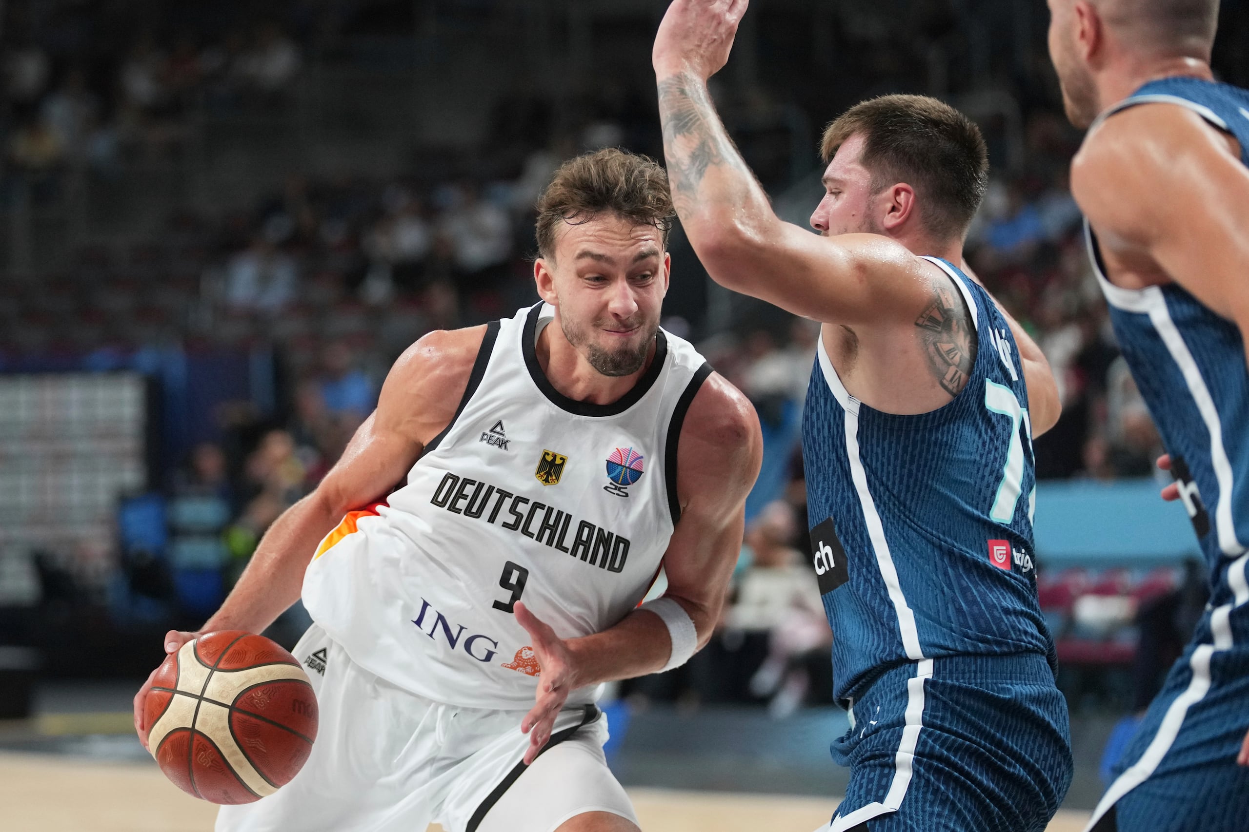 Franz Wagner, a la izquierda, ante la presión de Luka Doncic en los cuartos de final del EuroBasket entre Alemania y Eslovenia.