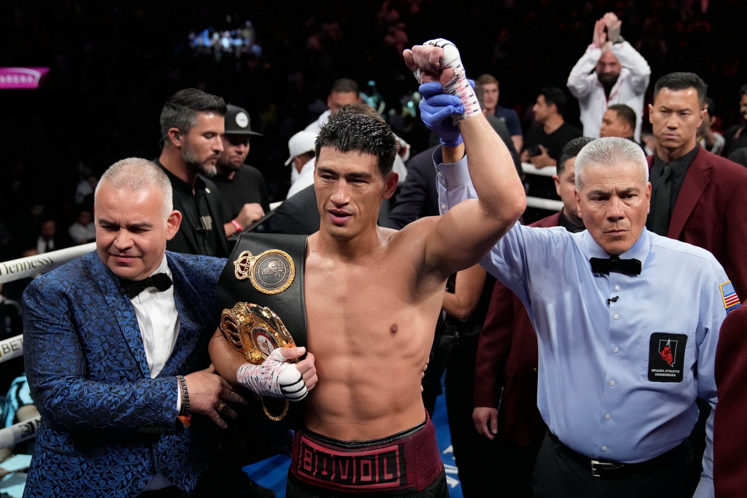 Dmitry Bivol dio un enorme salto cuando derrotó a Saúl Álvarez.