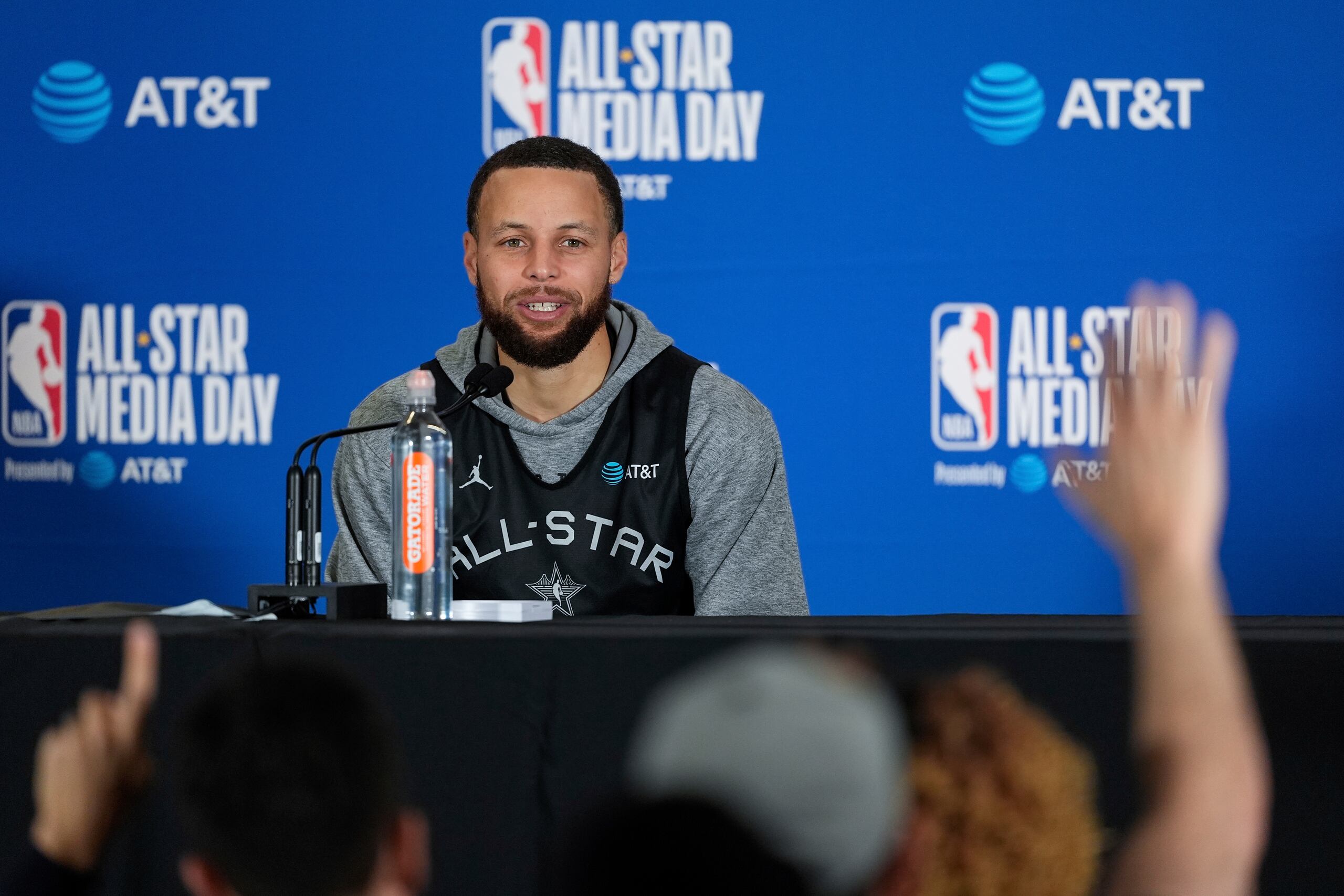 Stephen Curry, de los Warriors de Golden State, habla con los medios durante el día de prensa del Juego de Estrellas de la NBA, el sábado 15 de febrero de 2025, en Oakland, California (AP Foto/Godofredo A. Vásquez)