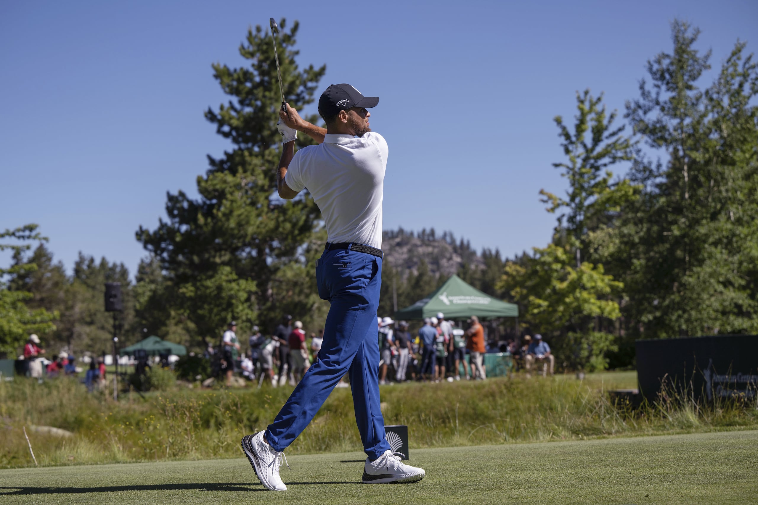 Stephen Curry realiza su tiro durante el torneo de golf de celebridades American Century Championship en Stateline, Nevada.