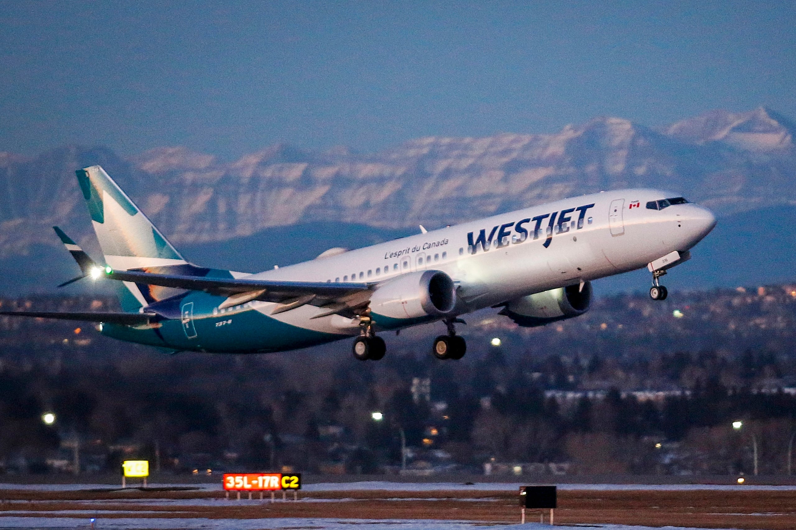 Un avión de WestJet despega en Calgary, Alberta, el 21 de enero de 2021. Mecánicos de la compañía aérea canadiense WestJet iniciaron una huelga, que provocó la cancelación de 407 vuelos. (Jeff McIntosh/The Canadian Press via AP, Archivo)