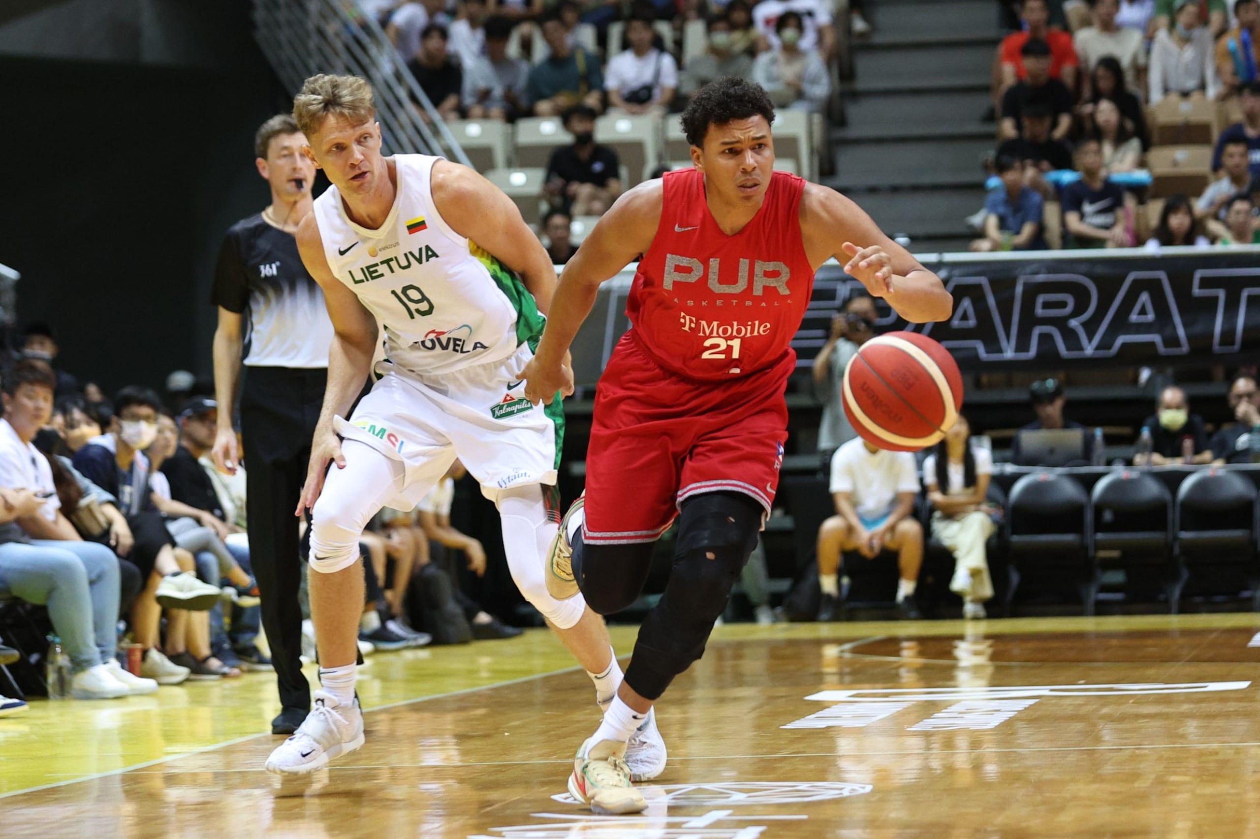 Justin Reyes deja atrás a un defensa durante un partido entre Puerto Rico y Lituania en Taiwán.